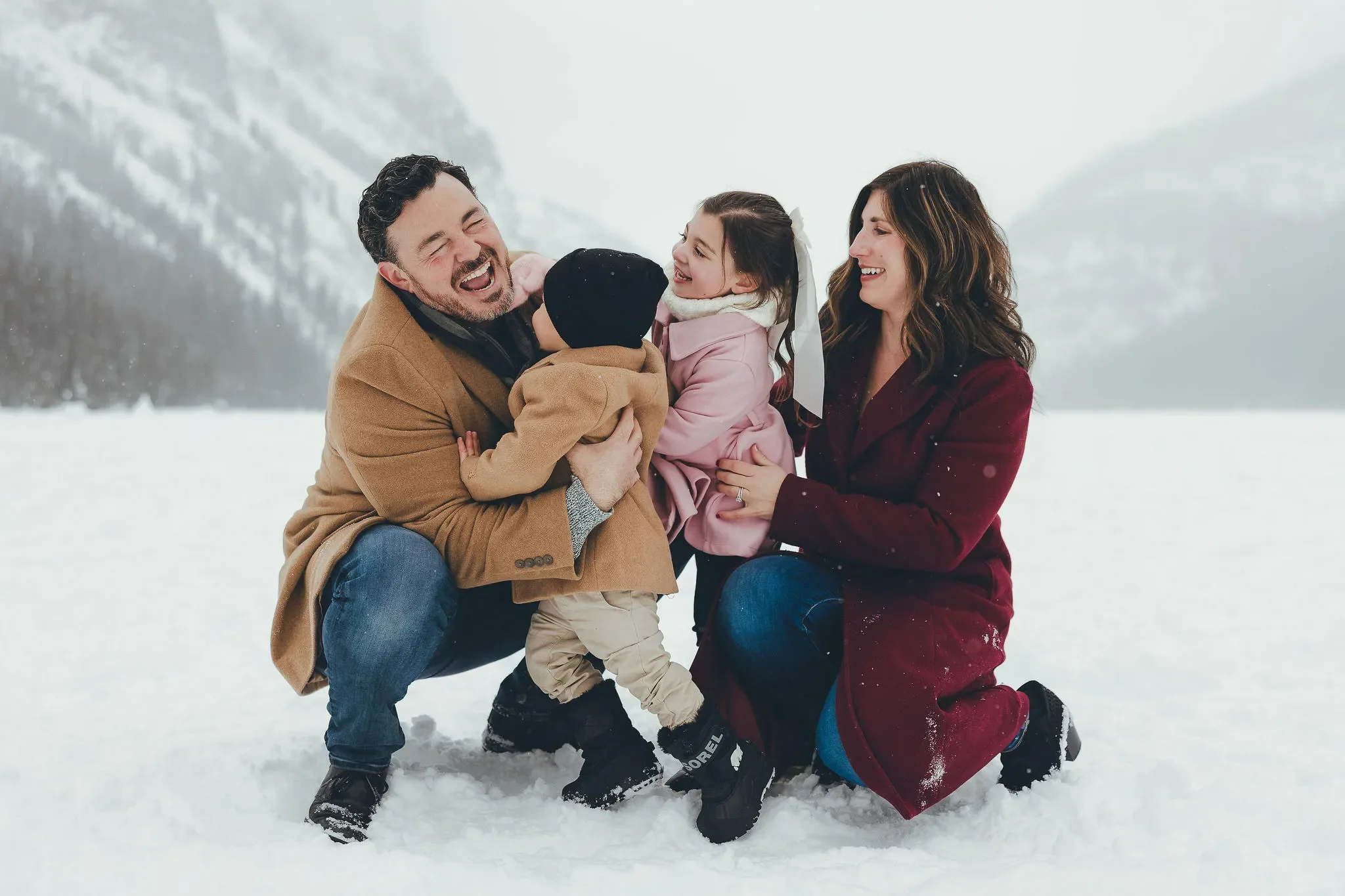 140_family-portrait-snowy-mountain-landscape-canadian-rockies.webp