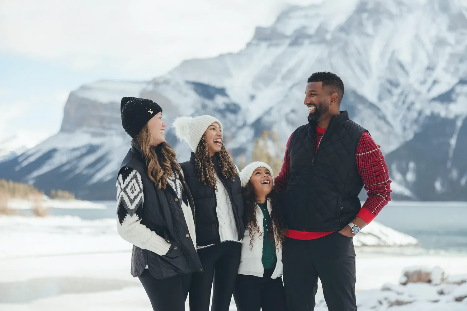 117_family-portrait-winter-canadian-rockies-banff.webp