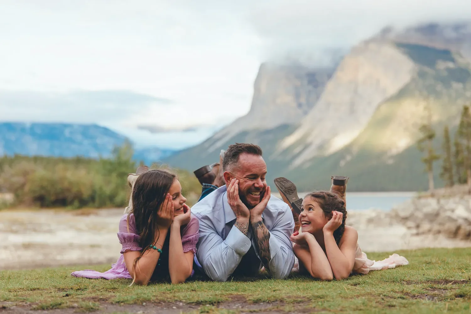 117_family-portrait-laughing-canadian-rockies-mountain-landscape.webp