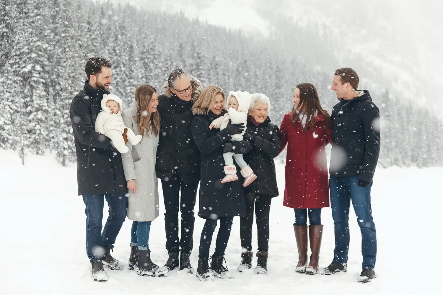 110_family-portrait-winter-mountain-landscape-canadian-rockies.webp