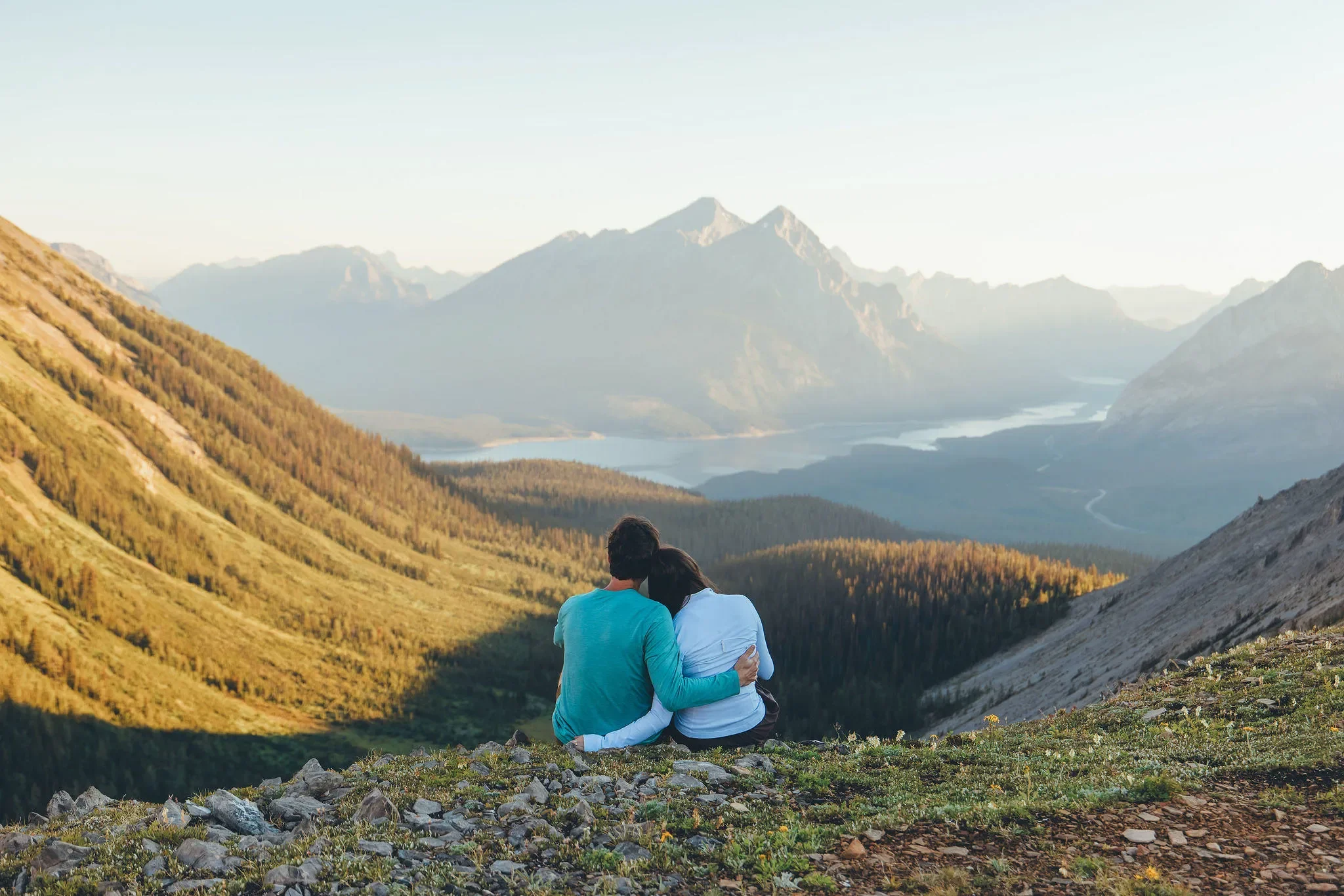 163_Couple-Sitting-Mountain-Viewpoint-Canadian-Rockies-Golden-Hour.webp