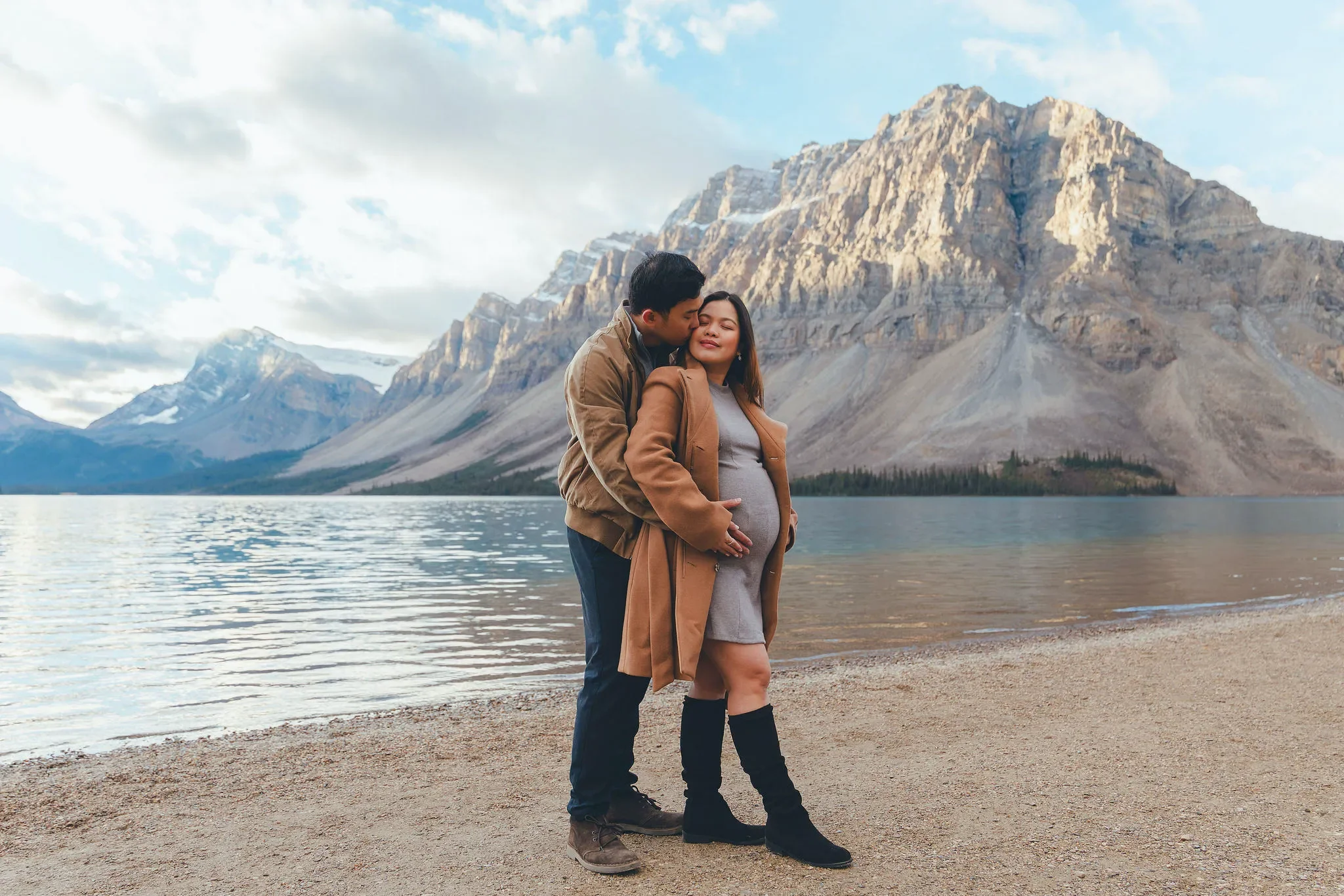 131_maternity-portrait-pregnant-couple-canadian-rockies-lake.webp