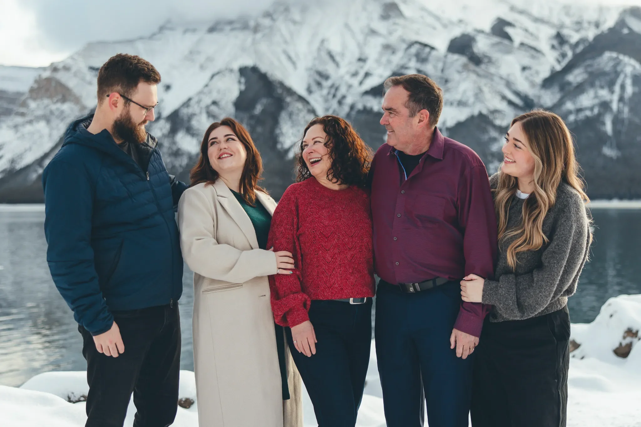 113_family-portrait-canadian-rockies-winter-mountain-lake.webp
