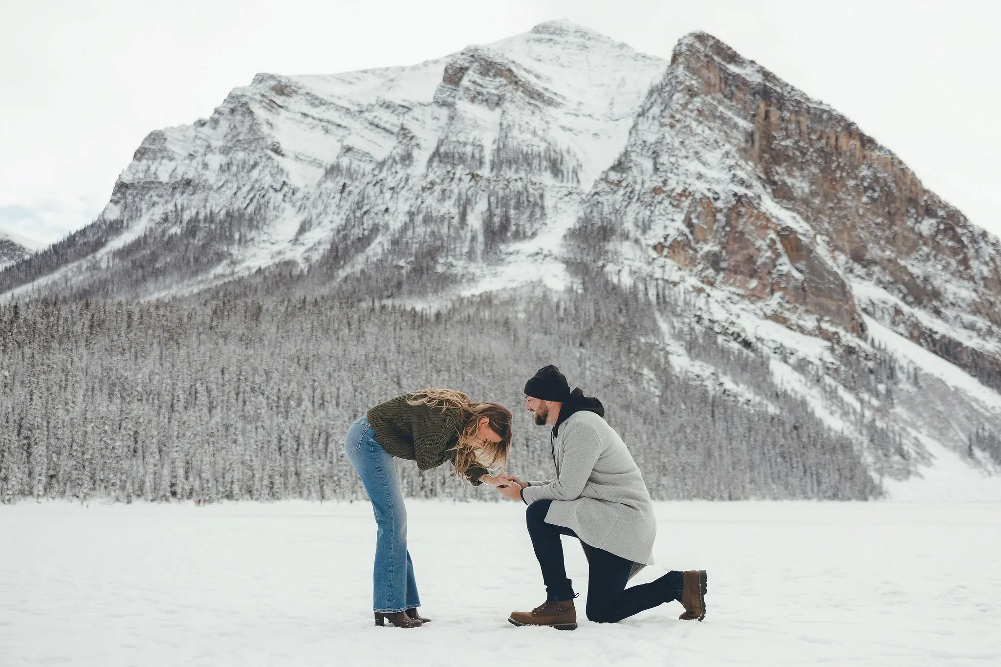 151_winter-proposal-couple-mountain-landscape-lake-louise.webp
