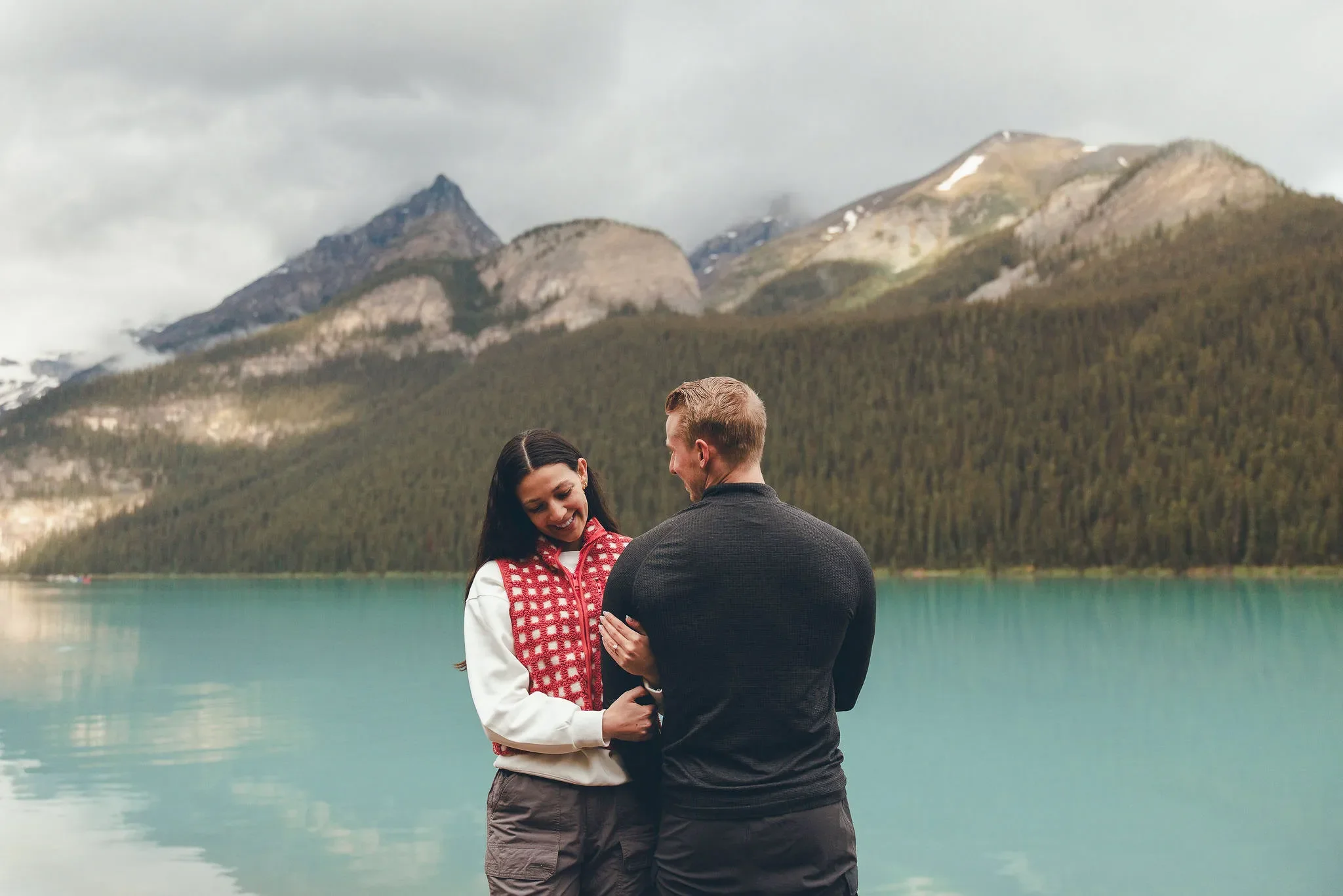 145_Couple-Portrait-Lake-Louise-Banff-Mountains.webp