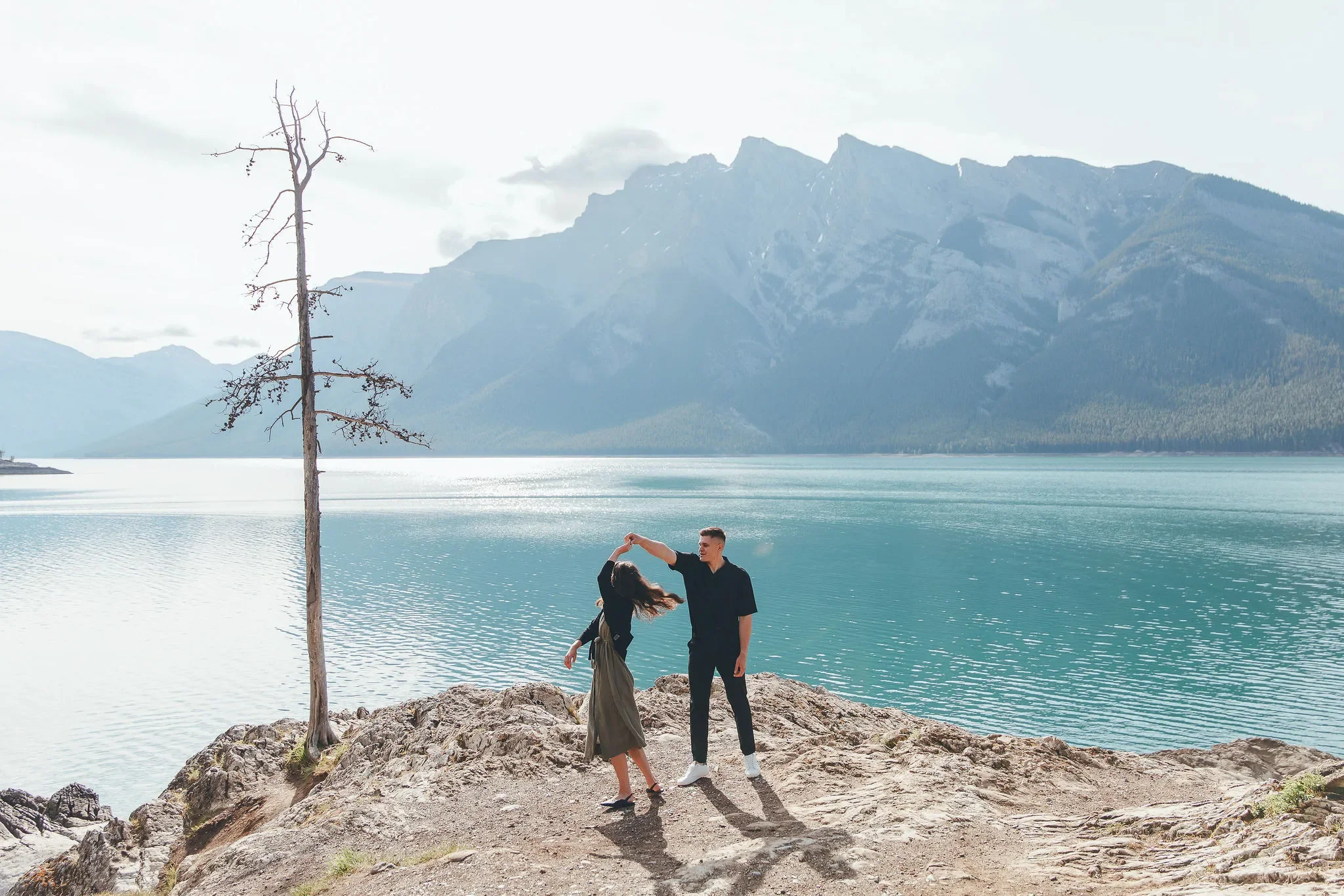 130_couple-dancing-banff-mountain-viewpoint-alpine-lake.webp