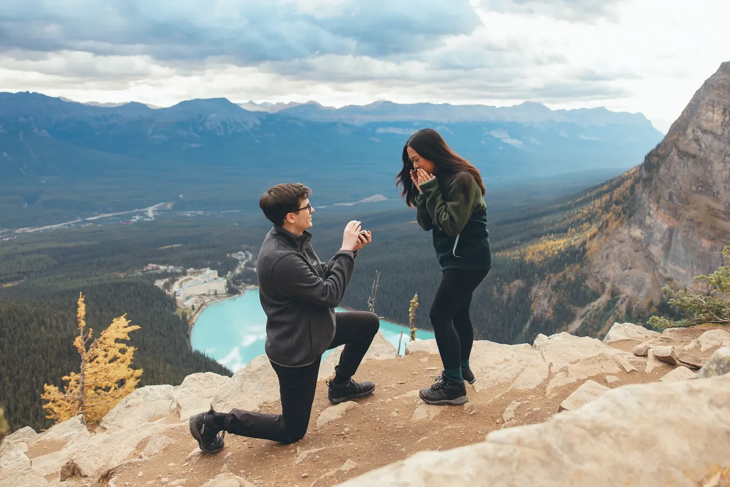 107_mountain-proposal-lake-louise-banff-national-park-hiking-engagement.webp