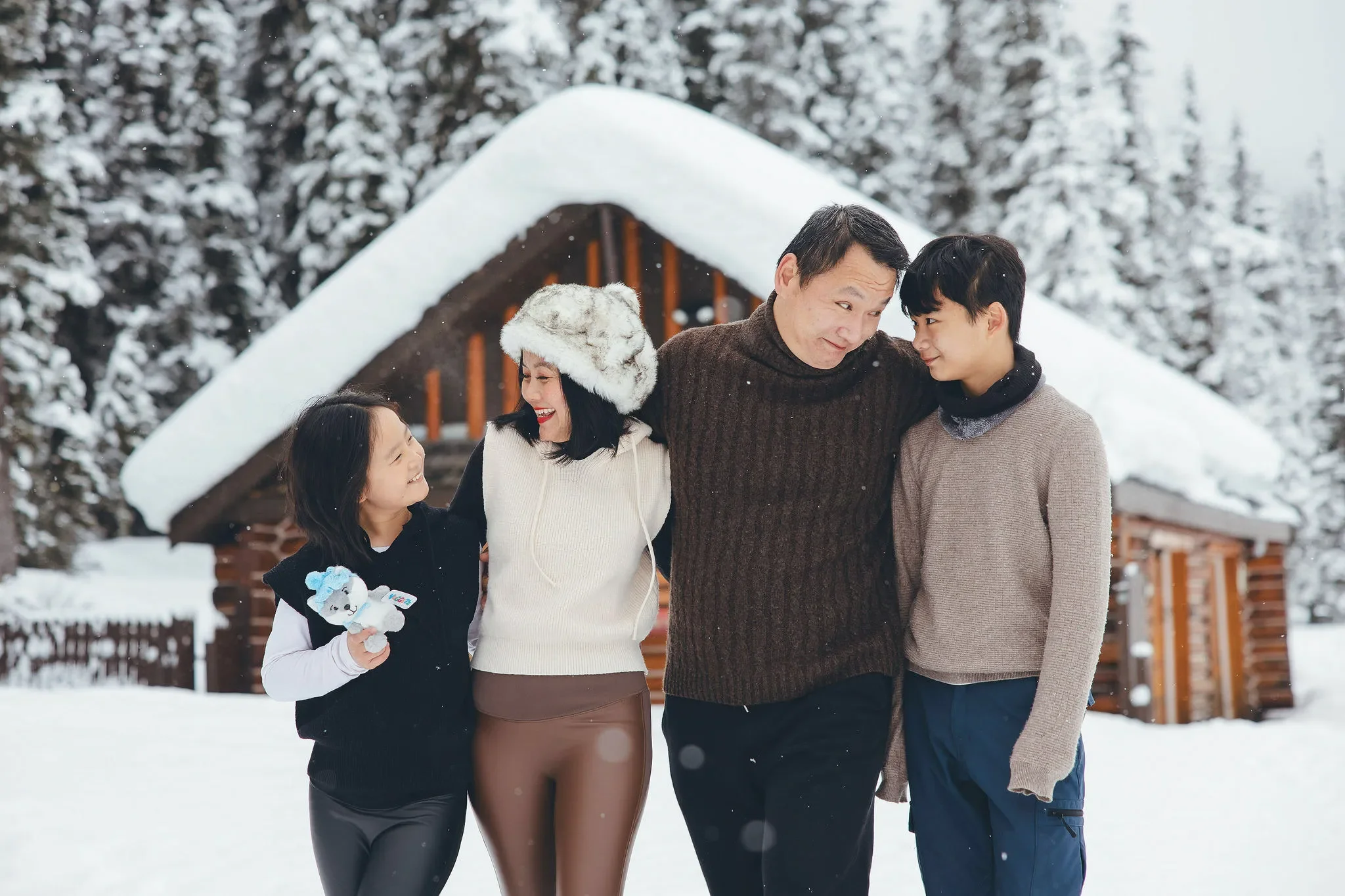 139_Family-Portrait-Walking-Snow-Covered-Log-Cabin-Canadian-Rockies.webp