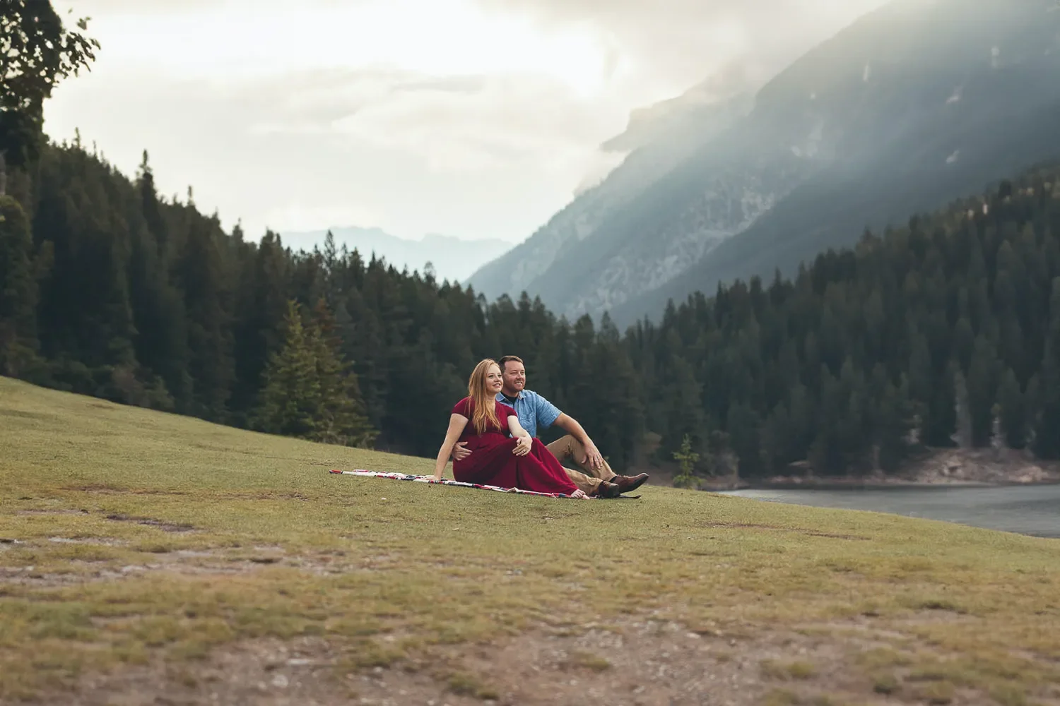 112_Couple-Sitting-Blanket-Mountain-Viewpoint-Canadian-Rockies.webp
