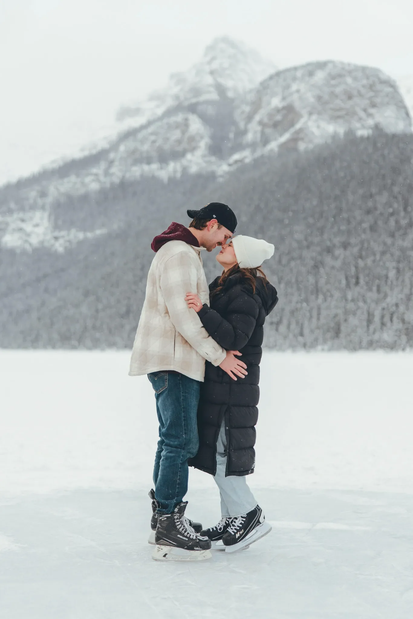 117_couple-ice-skating-lake-louise-banff-mountain-landscape.webp