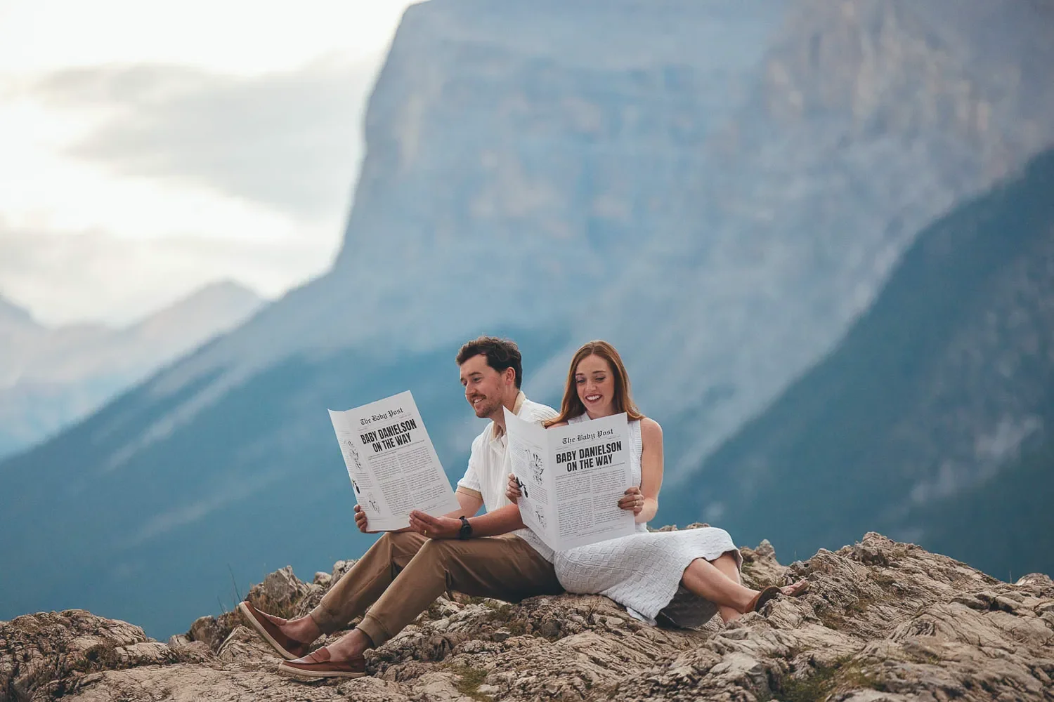 103_Couple-Pregnancy-Announcement-Mountain-Viewpoint-Canadian-Rockies.webp