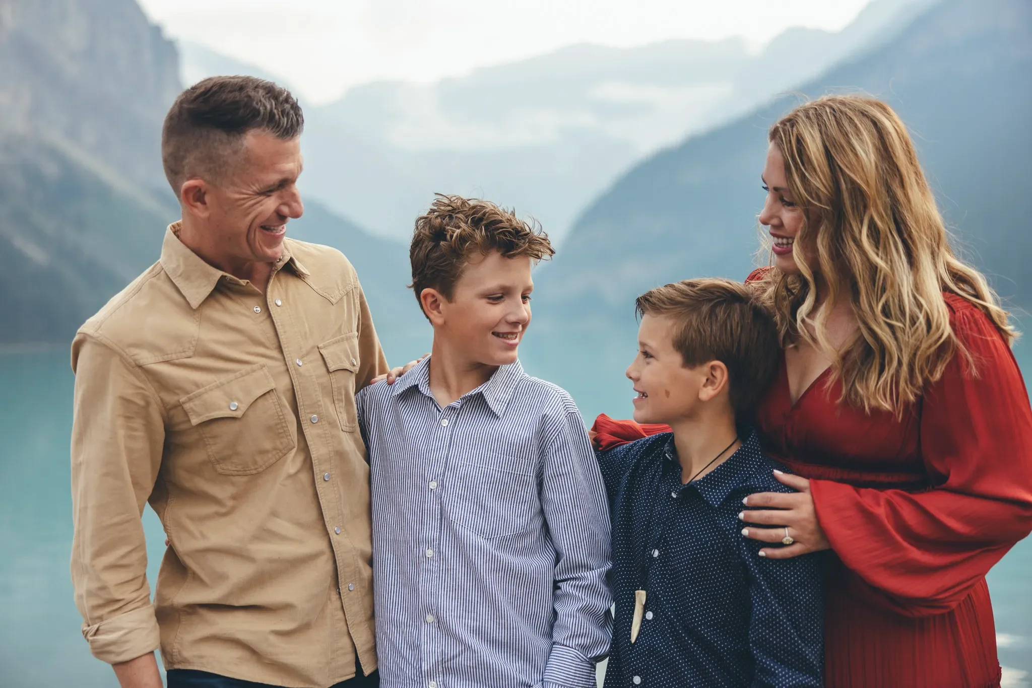 109_family-portrait-lake-louise-banff.webp