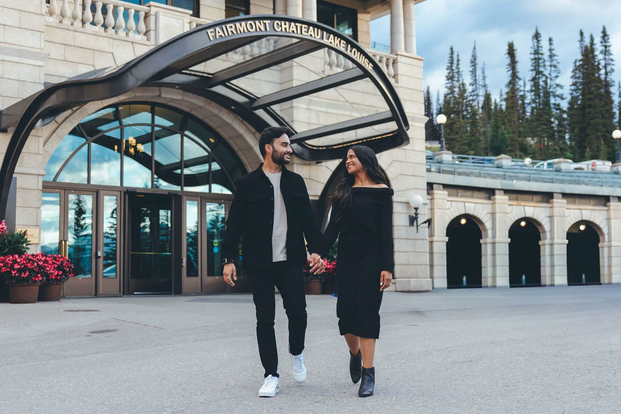 134_couple-walking-fairmont-chateau-lake-louise.webp