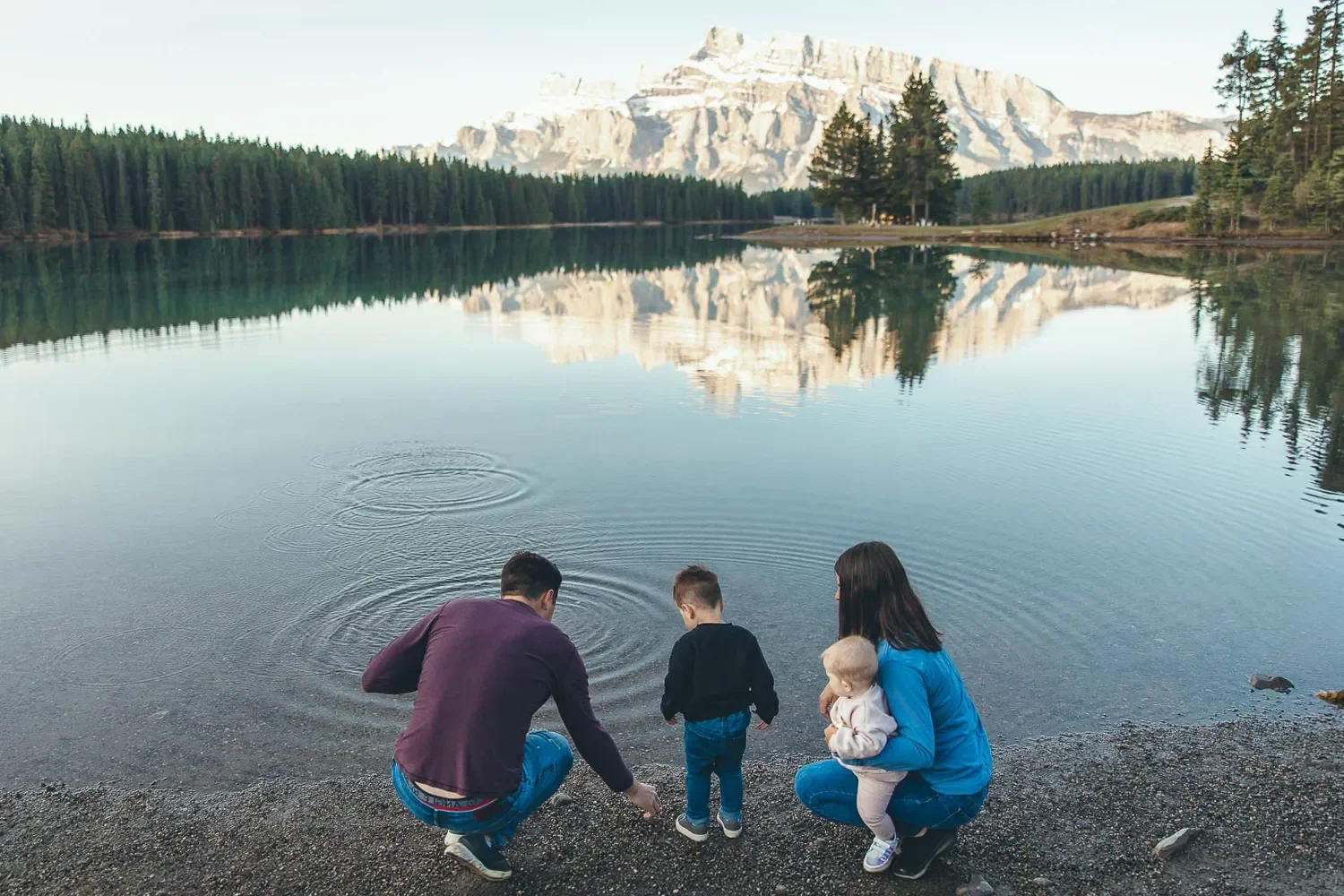 118_family-skipping-stones-banff-national-park-mount-rundle.webp