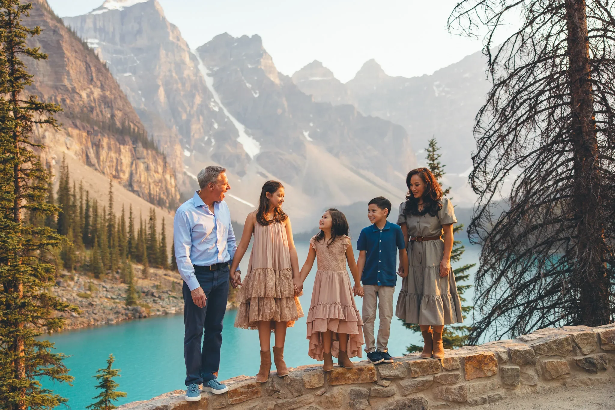 103_family-portrait-moraine-lake-banff-canadian-rockies-mountain-viewpoint.webp