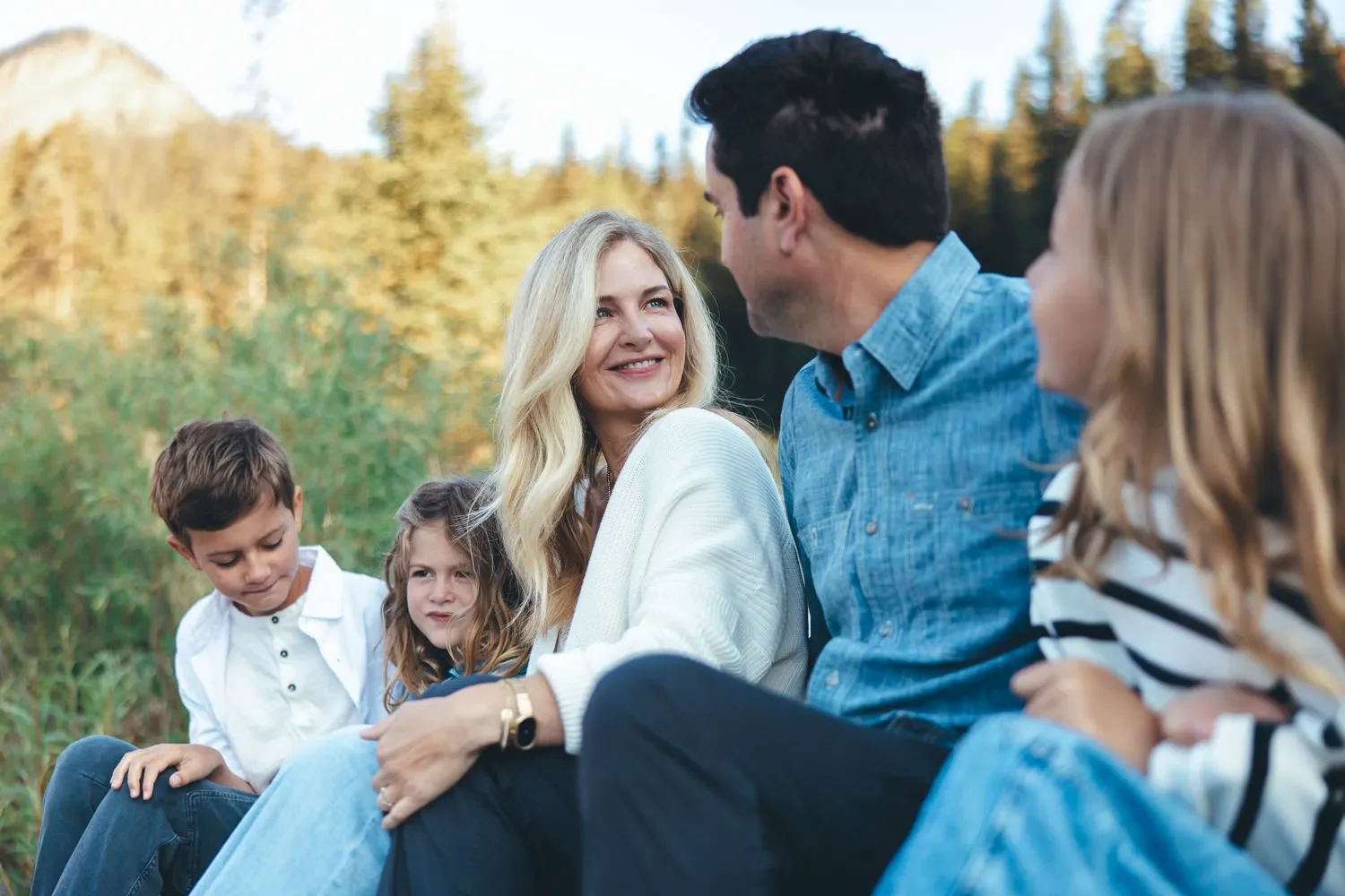 123_family-portrait-sitting-mountain-landscape-canadian-rockies.webp