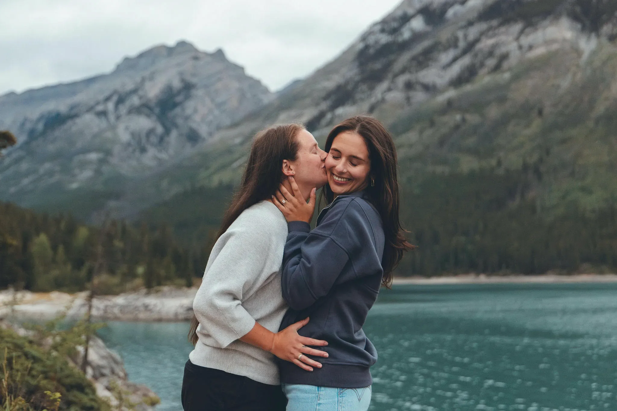 114_Couple-Kissing-Mountain-Landscape-Alpine-Lake-Canadian-Rockies.webp