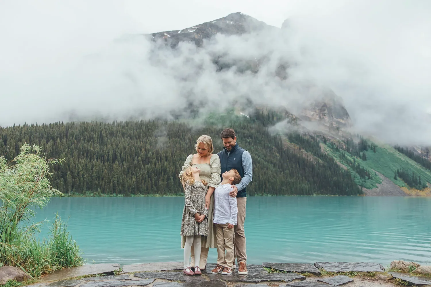 108_family-portrait-lake-louise-canadian-rockies.webp