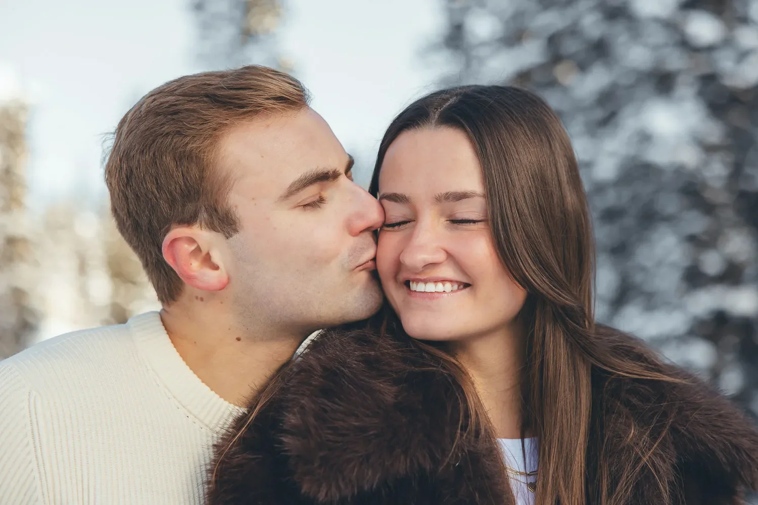 107_Couple-Kissing-Winter-Portrait-Canadian-Rockies.webp