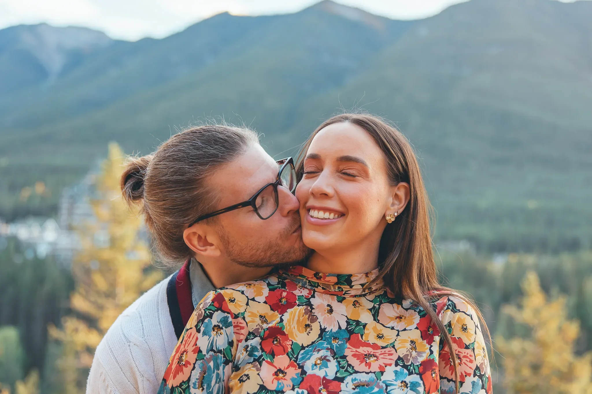 101_Couple-Kissing-Mountain-Landscape-Banff.webp