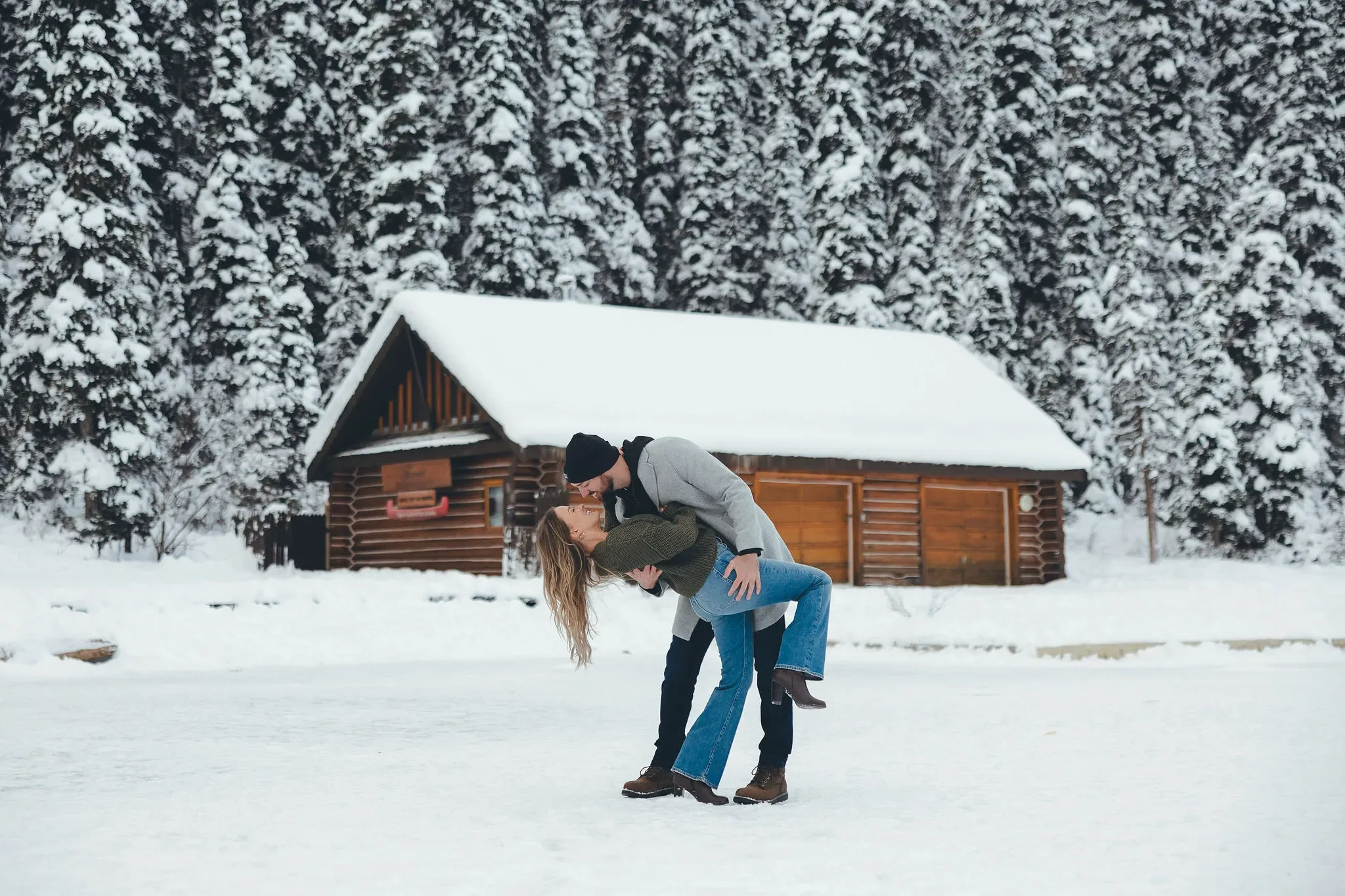 159_Couple-Dipping-Pose-Winter-Mountain-Lake-Louise-Canadian-Rockies.webp