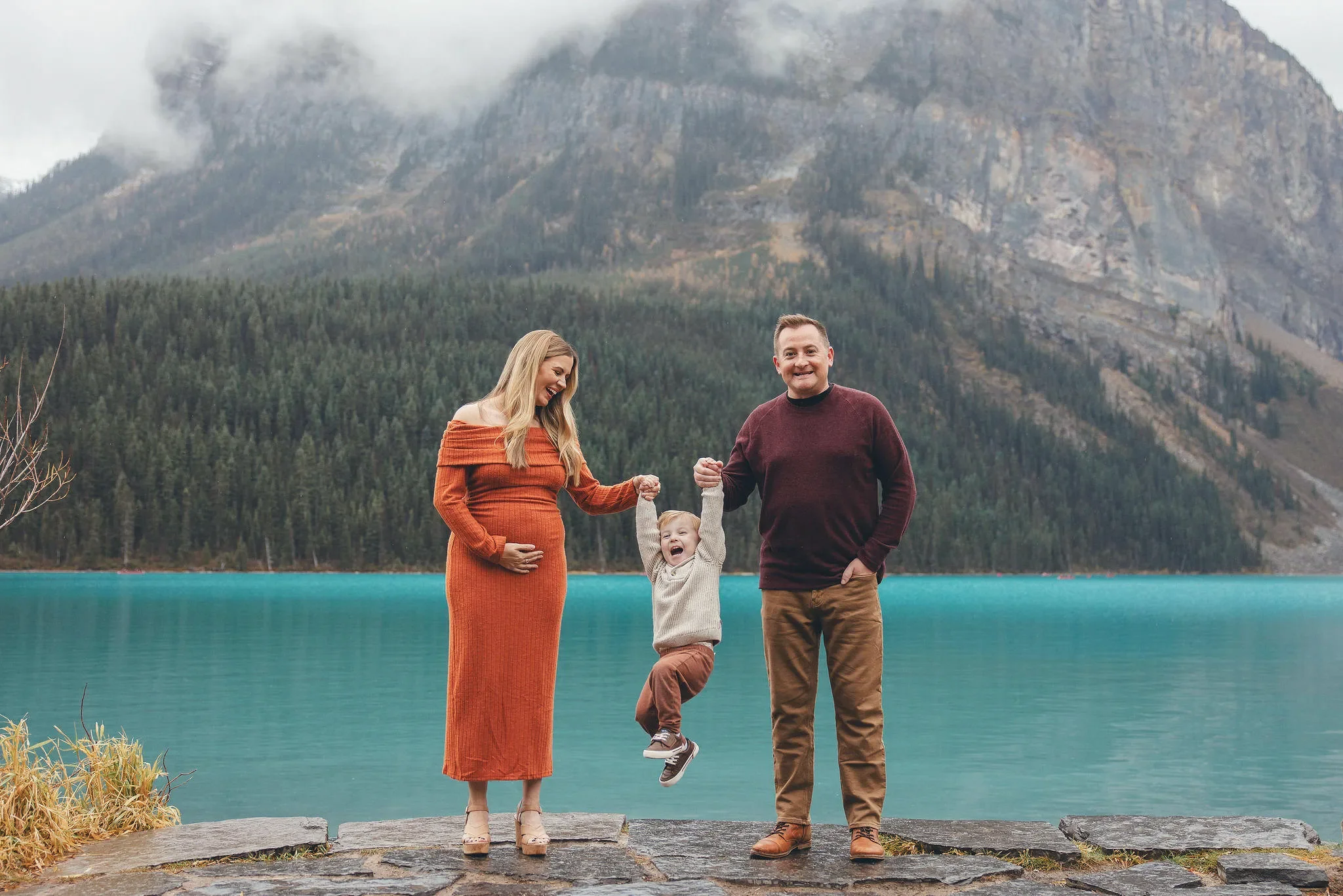 128_family-maternity-portrait-lake-louise-mountains.webp
