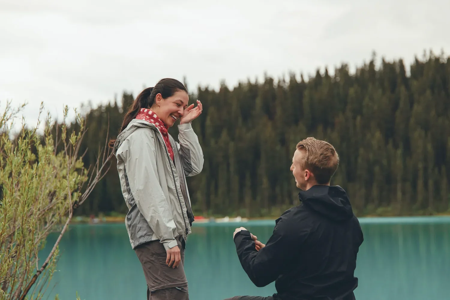 115_Couple-Proposal-Lake-Louise-Canadian-Rockies.webp