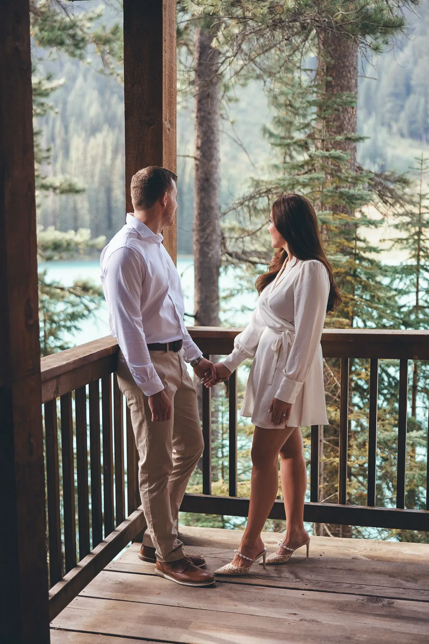 148_couple-engagement-canadian-rockies-mountain-viewpoint.webp