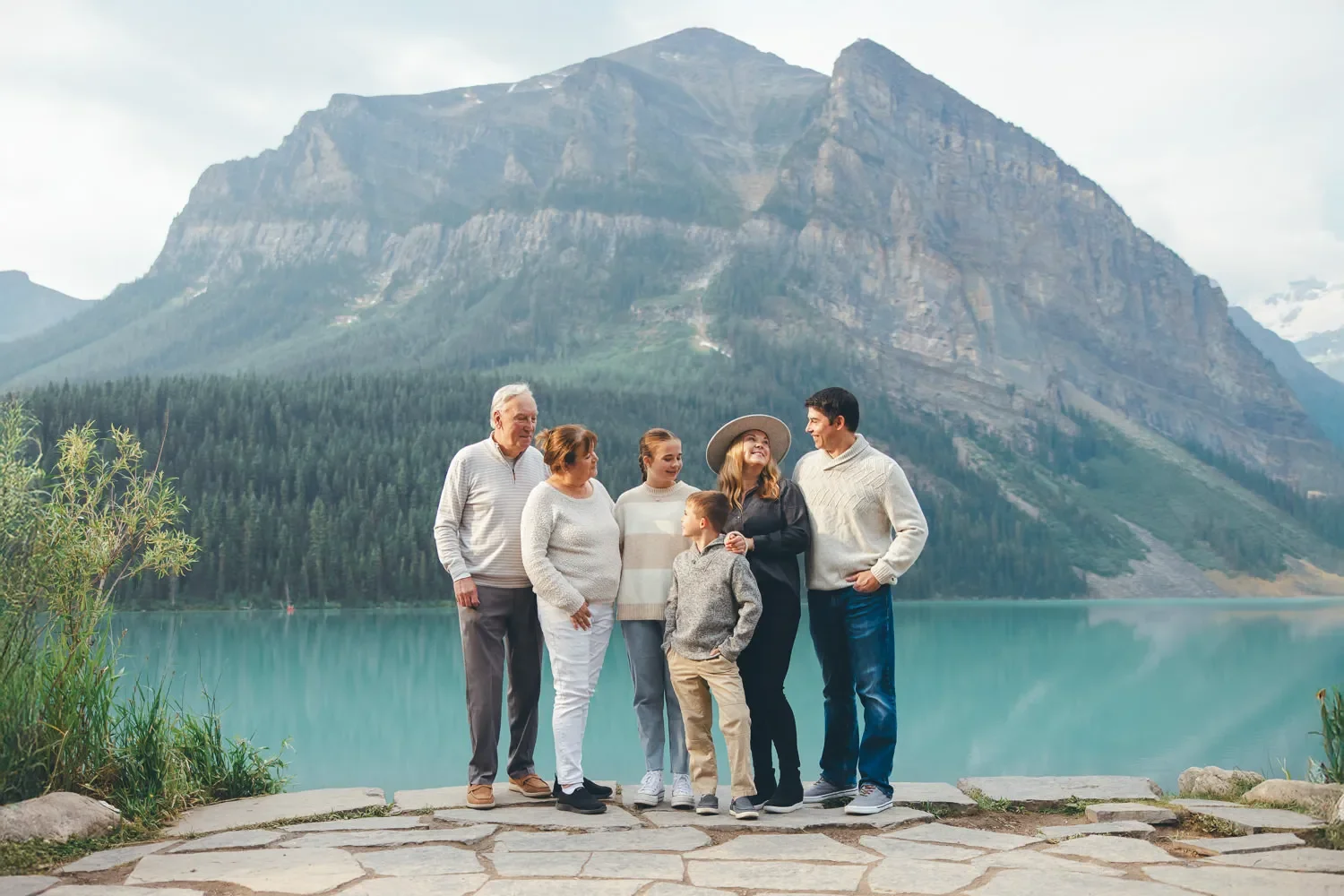 117_family-portrait-lake-louise-canadian-rockies-mountain-viewpoint.webp