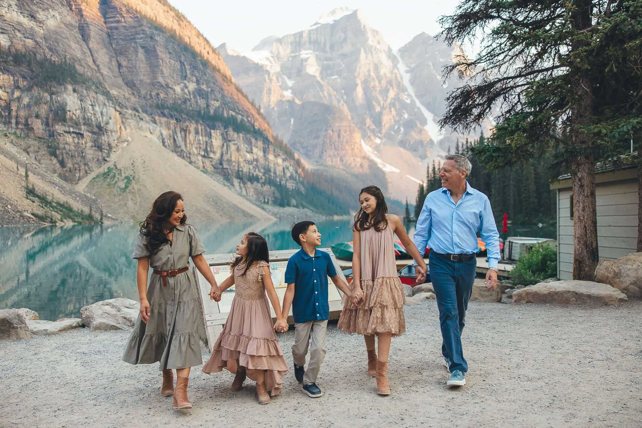 125_family-portrait-walking-moraine-lake-banff-mountain-landscape.webp