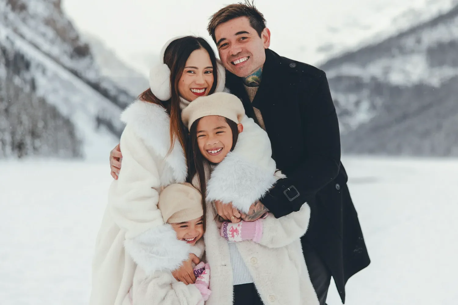 109_Family-Portrait-Lake-Louise-Winter-Canadian-Rockies.webp