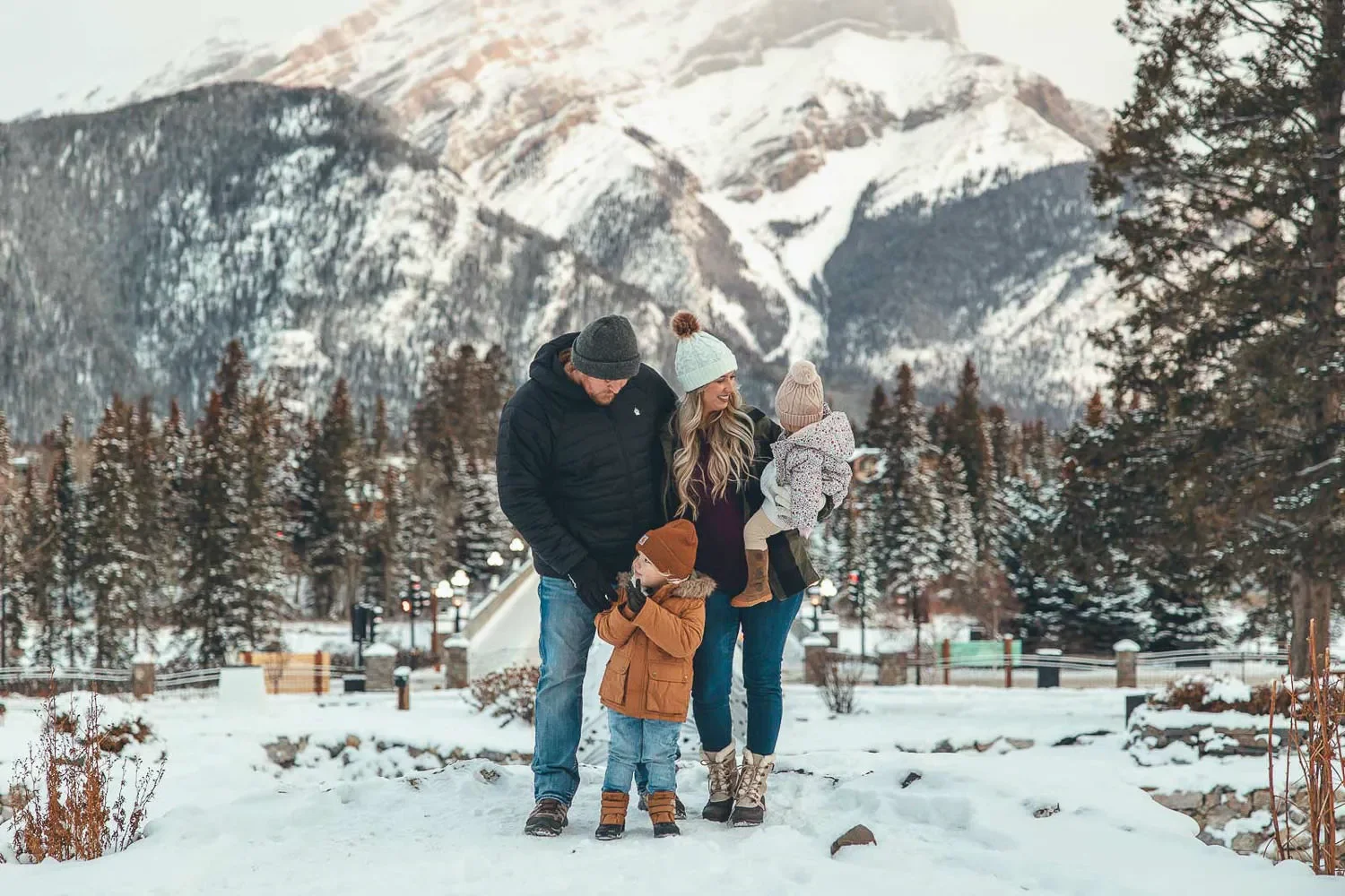 114_family-winter-portrait-canadian-rockies-banff.webp