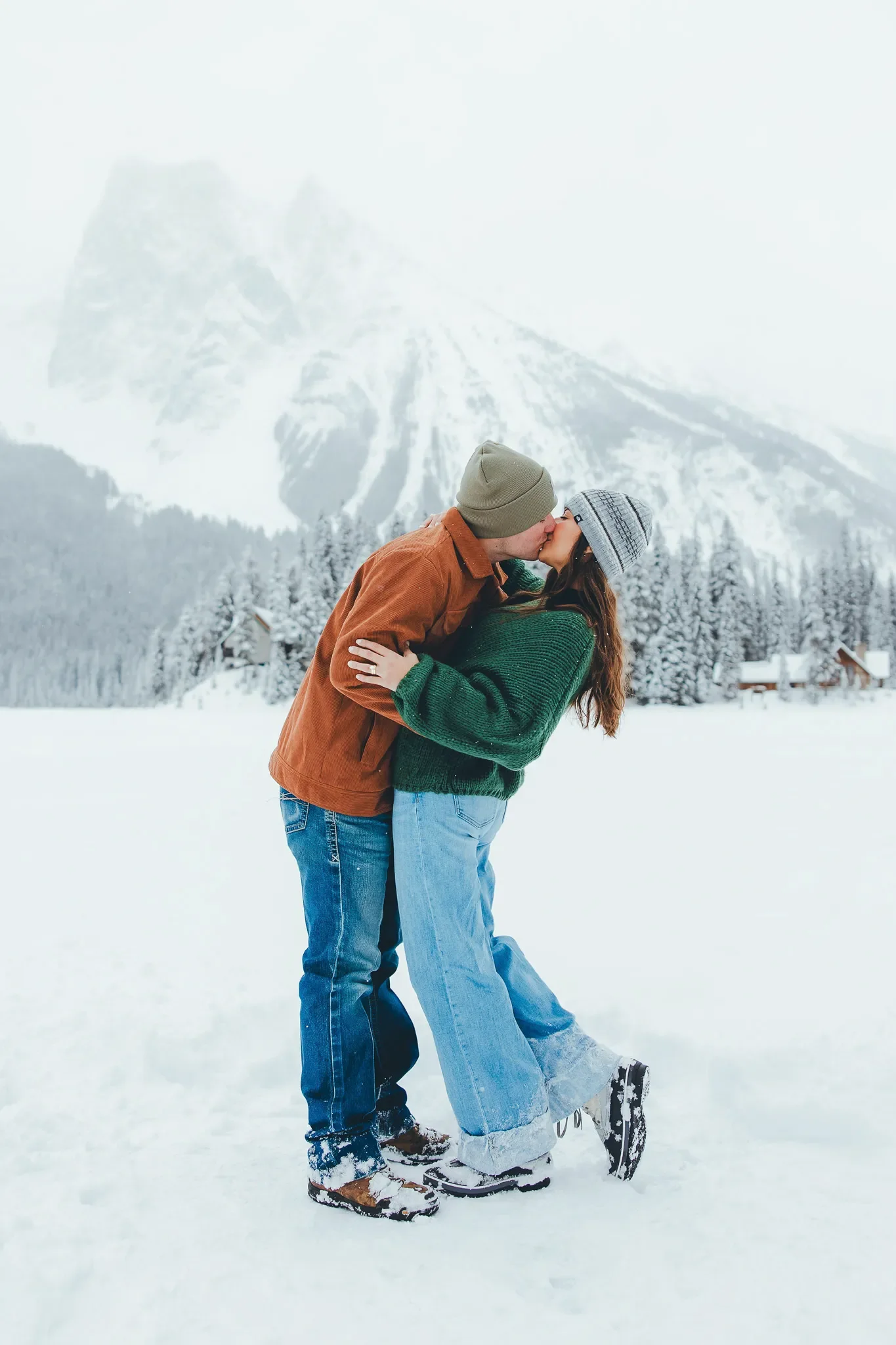 134_couple-kissing-canadian-rockies-winter-engagement.webp