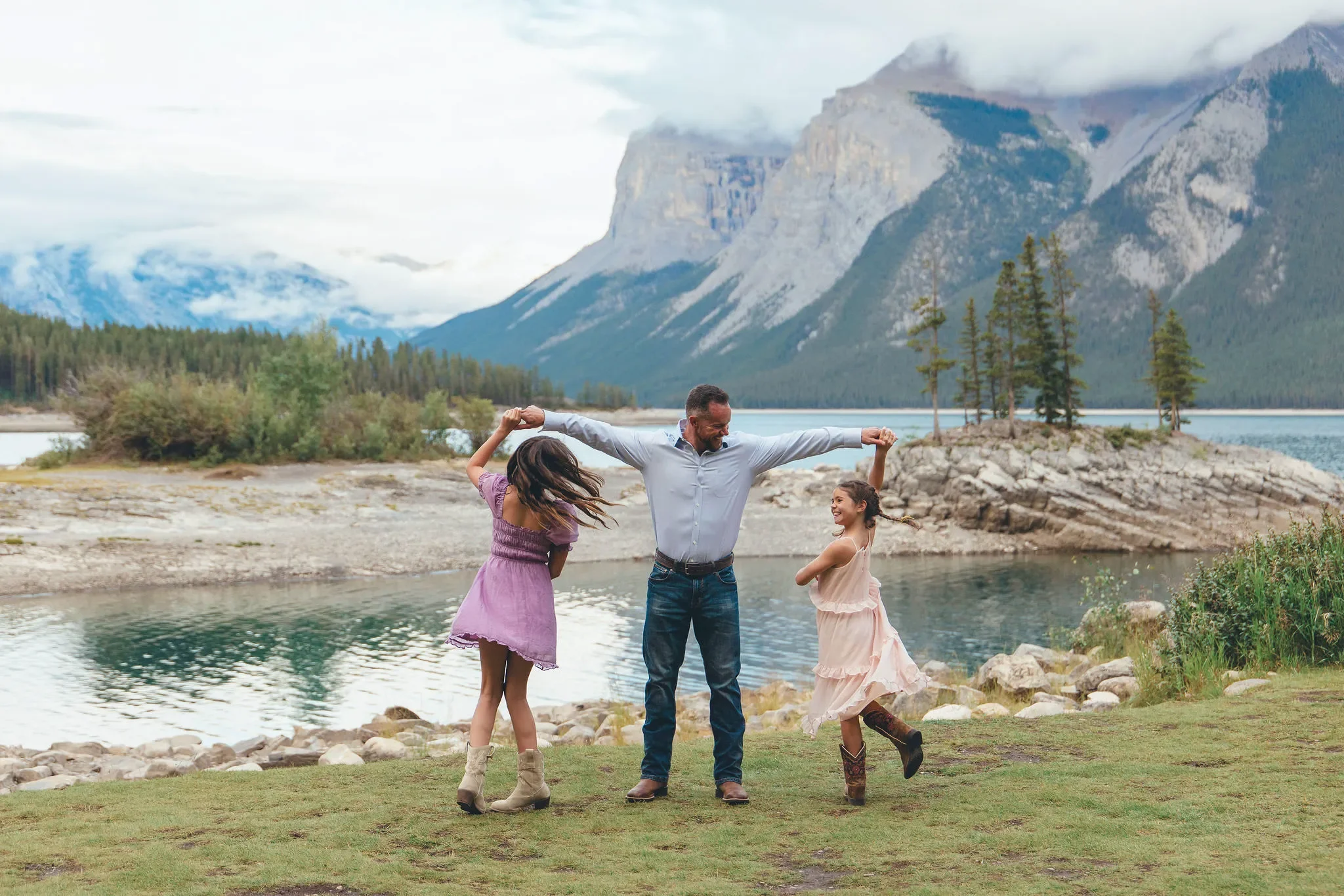 138_family-portrait-dancing-mountain-lake-canadian-rockies.webp