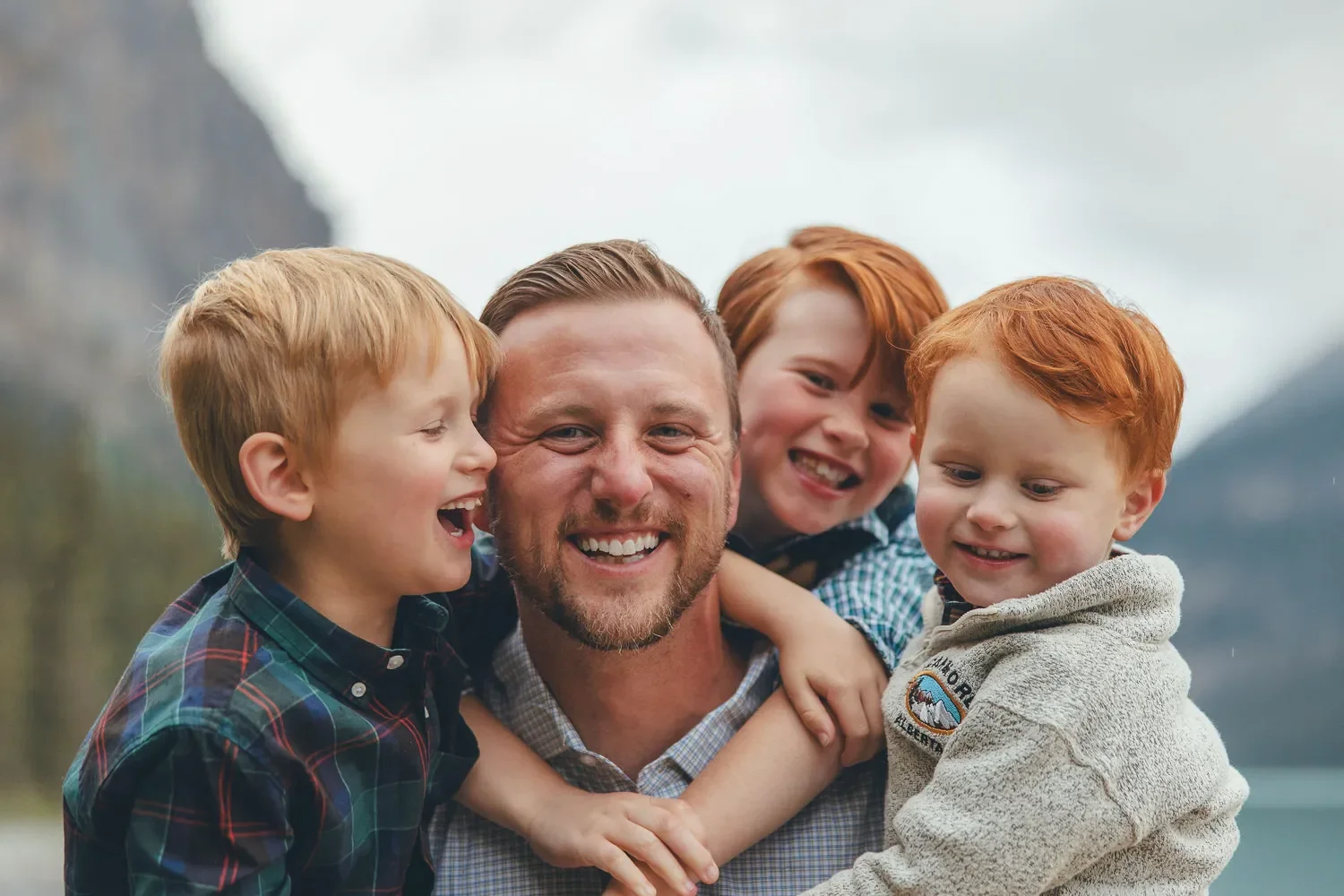 129_Family-Portrait-Father-Sons-Mountain-Landscape-Lake-Louise.webp