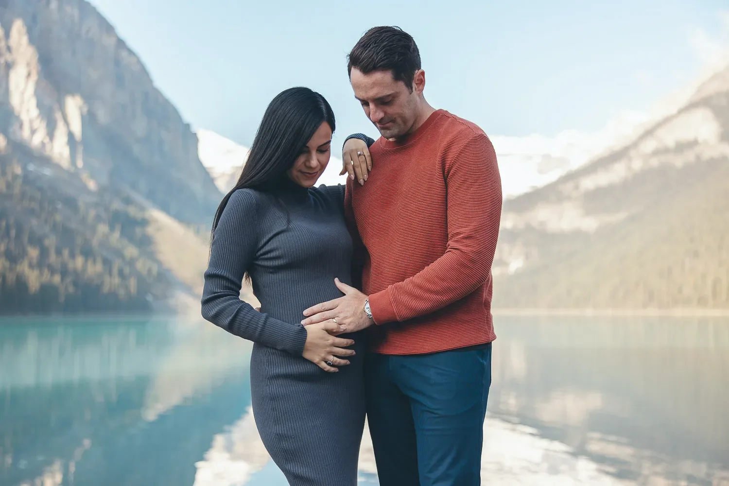 110_Maternity-Couple-Lake-Louise-Banff-Mountains.webp