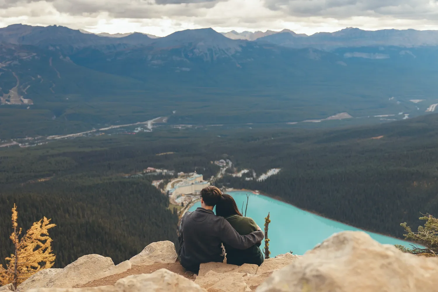 111_couple-lake-louise-mountain-viewpoint-banff.webp