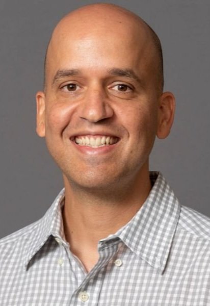 Dr. Eduardo Pérez with gray background