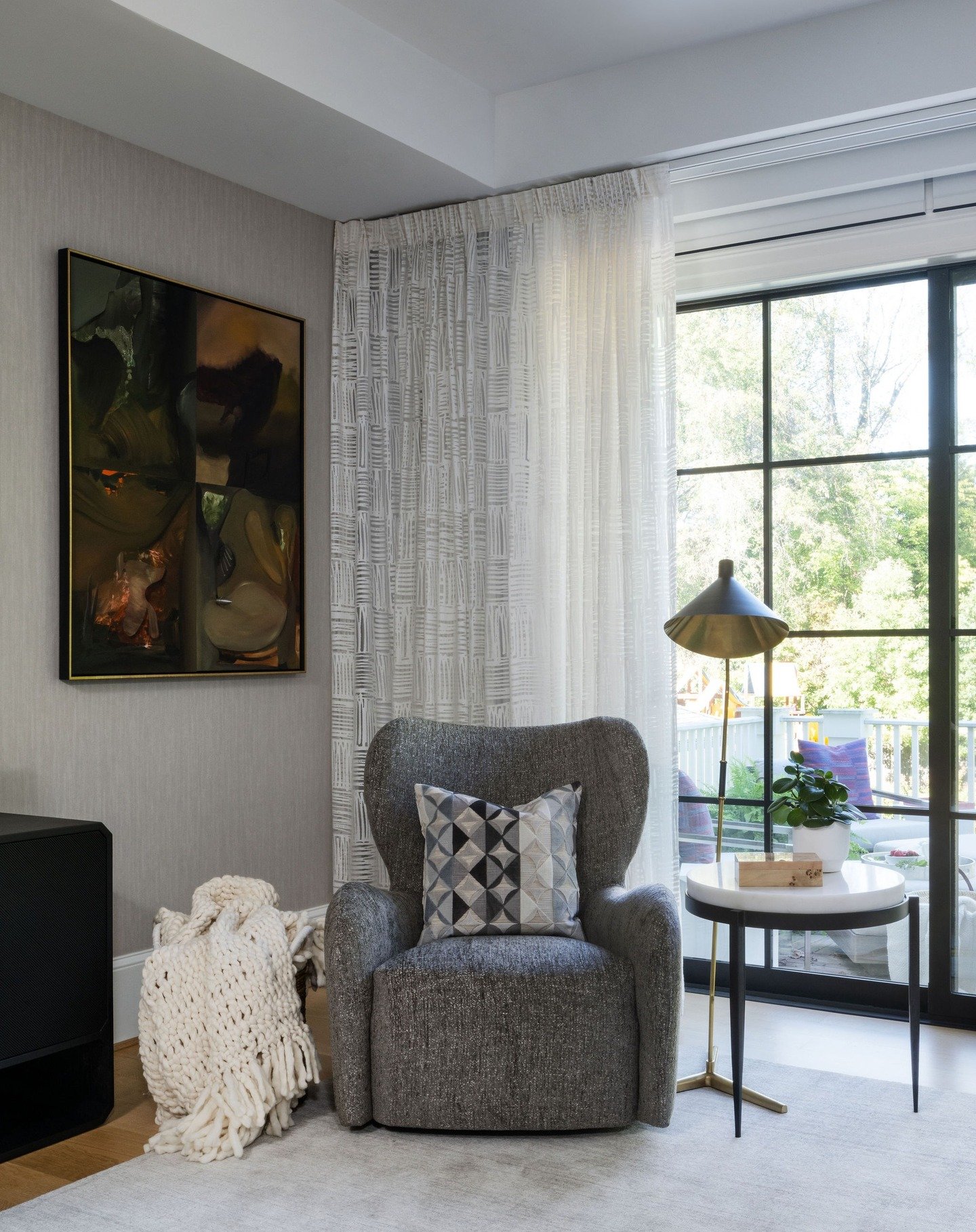 Soft curves add dimension and interest to this dramatic Main Bedroom sitting area! 

📸: @radiferaphotography 

#artdesignpartners #homedesign #bedroomdesign #sittingarea #contemporarydesign #moderndesign #modernflair #boldinteriors #dramaticinterior