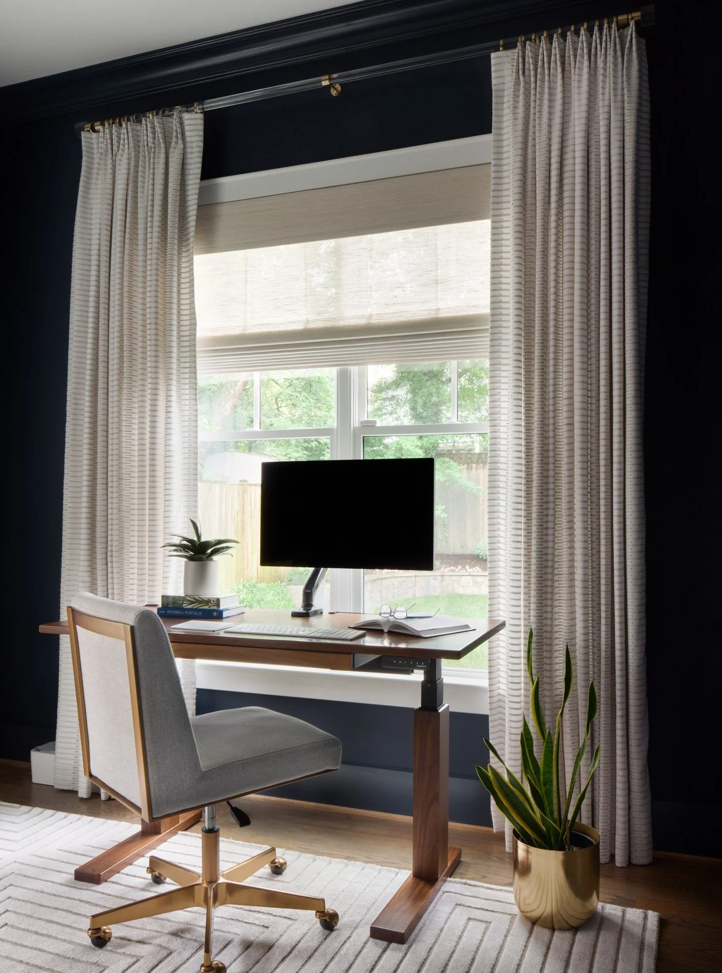 A sit-stand desk doesn't have to be reserved for your sterile office building. This electric desk adjusts to multiple heights for each member of the family, and includes outlets and grommets for cord management. 

📸 : @radiferaphotography 

#artdesi