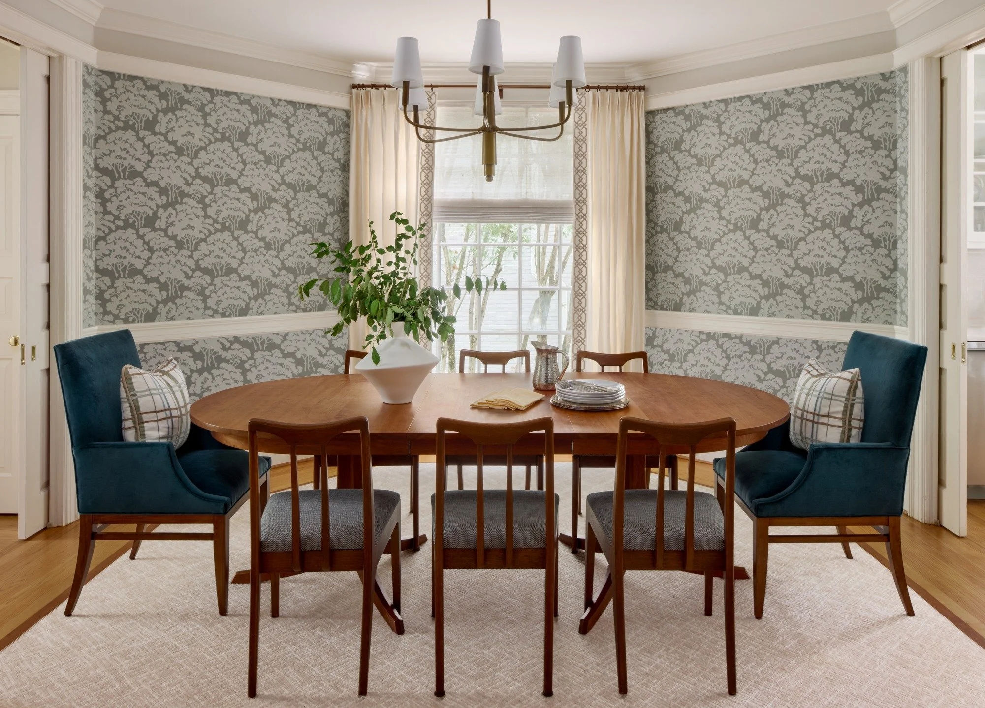 Our clients’ formal Dining Room got an approachable makeover with Farrow & Ball wallpaper, a shaped rug to mirror the octagonal room shape and inlaid wood pattern, and luxurious window treatments.
๐ธ : @radiferaphotography 
#artdesignpart