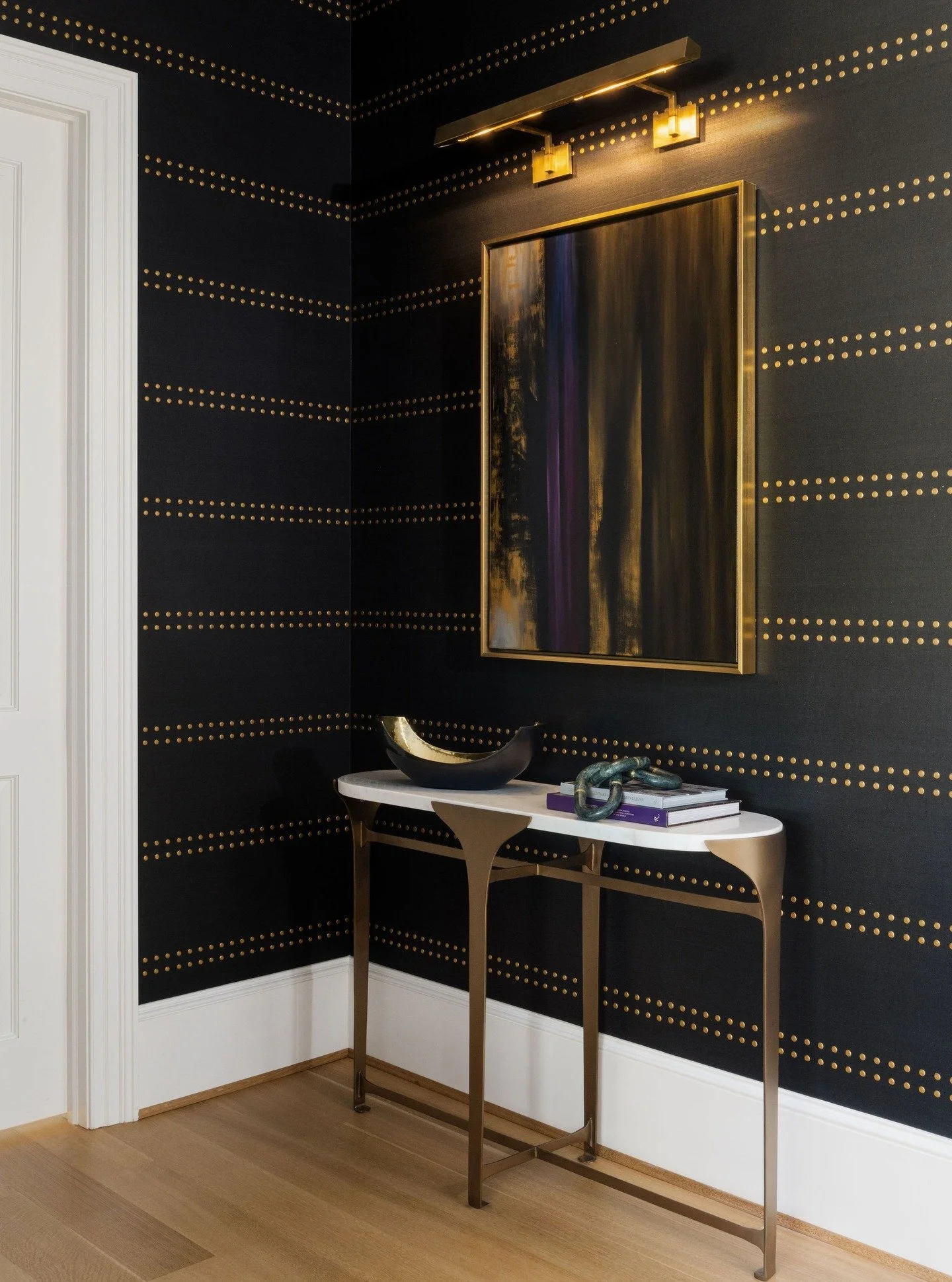 Phillip Jeffries rivets brings depth, texture, and eye catching pattern to any space. Classic!

📸 : @radiferaphotography 

#artdesignpartners #homedesign #moderndesign #timeless #timelessinteriors #interiorstyling #interiorsandhome #beautifulinterio