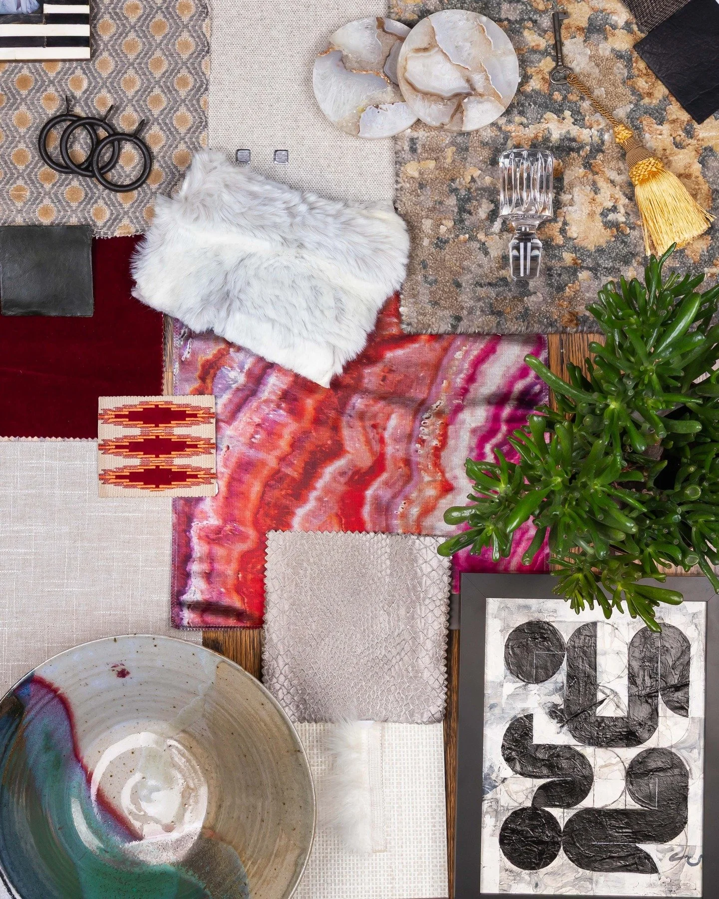 Red Romo/Zinc pillow fabric and bold graphic art give this neutral Family Room palette pizzazz!

📸 : @storyboxphotos 

#artdesignpartners #homedesign #moderndesign #familyroomdesign #timeless #timelessinteriors #interiorstyling #interiorsandhome #be