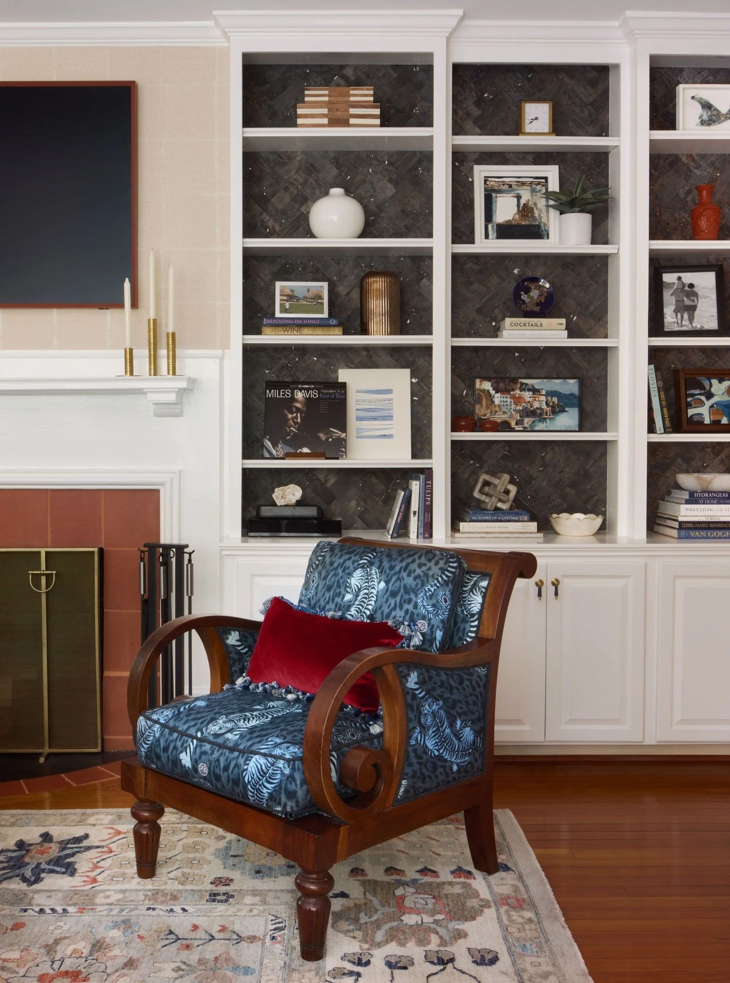 The geometric relief grasscloth walls and charcoal cork paper lining the bookshelves gives a modern touch to this 1900's historic home's Family Room.

📸 : @radiferaphotography 

 #artdesignpartners #homedesign #moderndesign #familyroomdesign #timele