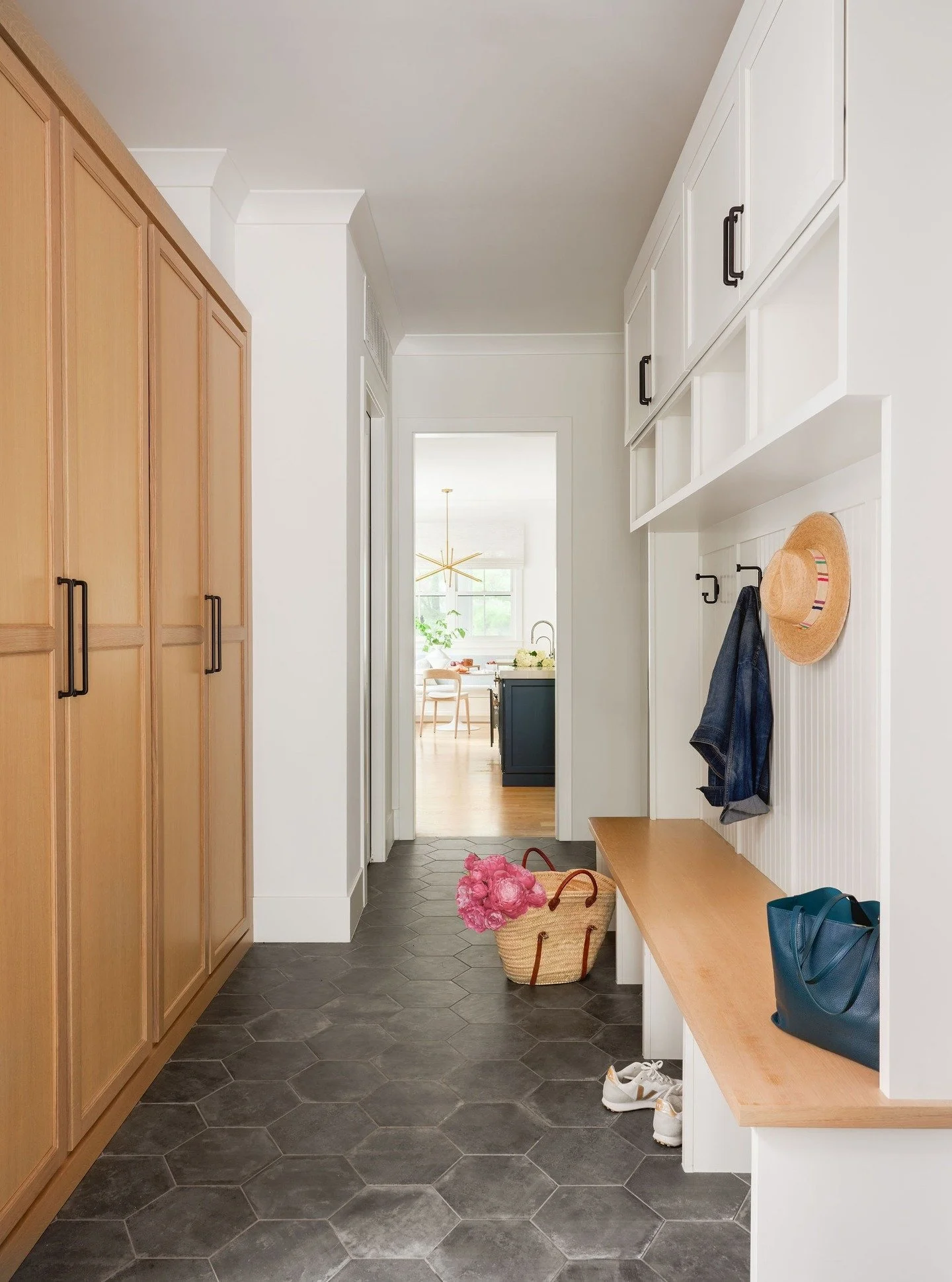 Get your ducks in a row! Mud Rooms provide a perfect spot for family organization. If your new year goal is to streamline your day-to-day, connect with us over DM!

📸 : @radiferaphotography 

#artdesignpartners #mudroomdesign #contemporarydesign #mo