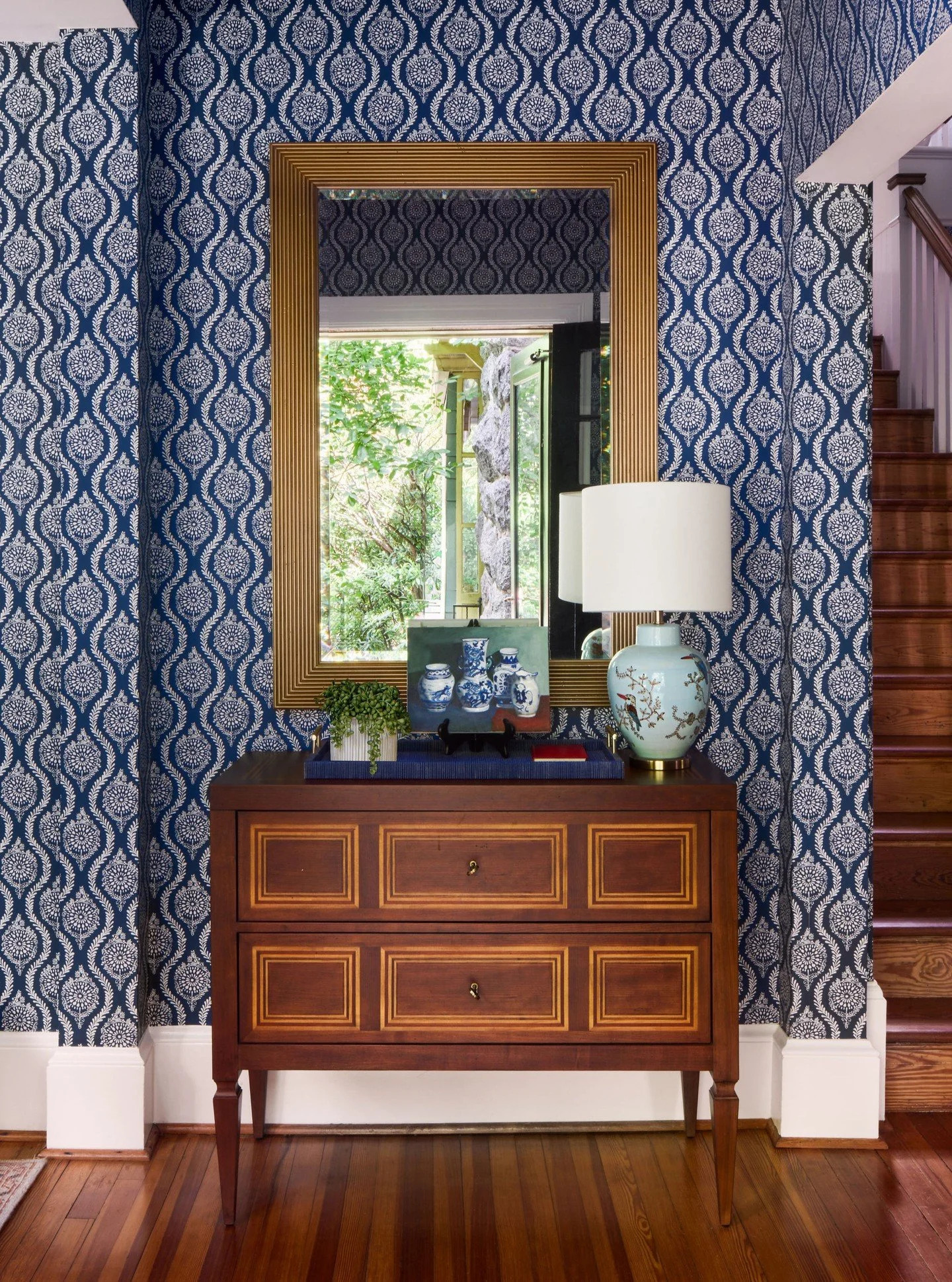 A well appointed Foyer should include a surface to set down your keys, a lamp to welcome you home, and a mirror to check your hair before you leave. This one hits all three! 

📸 : @radiferaphotography 

#artdesignpartners #entrydesign #foyerdesign #