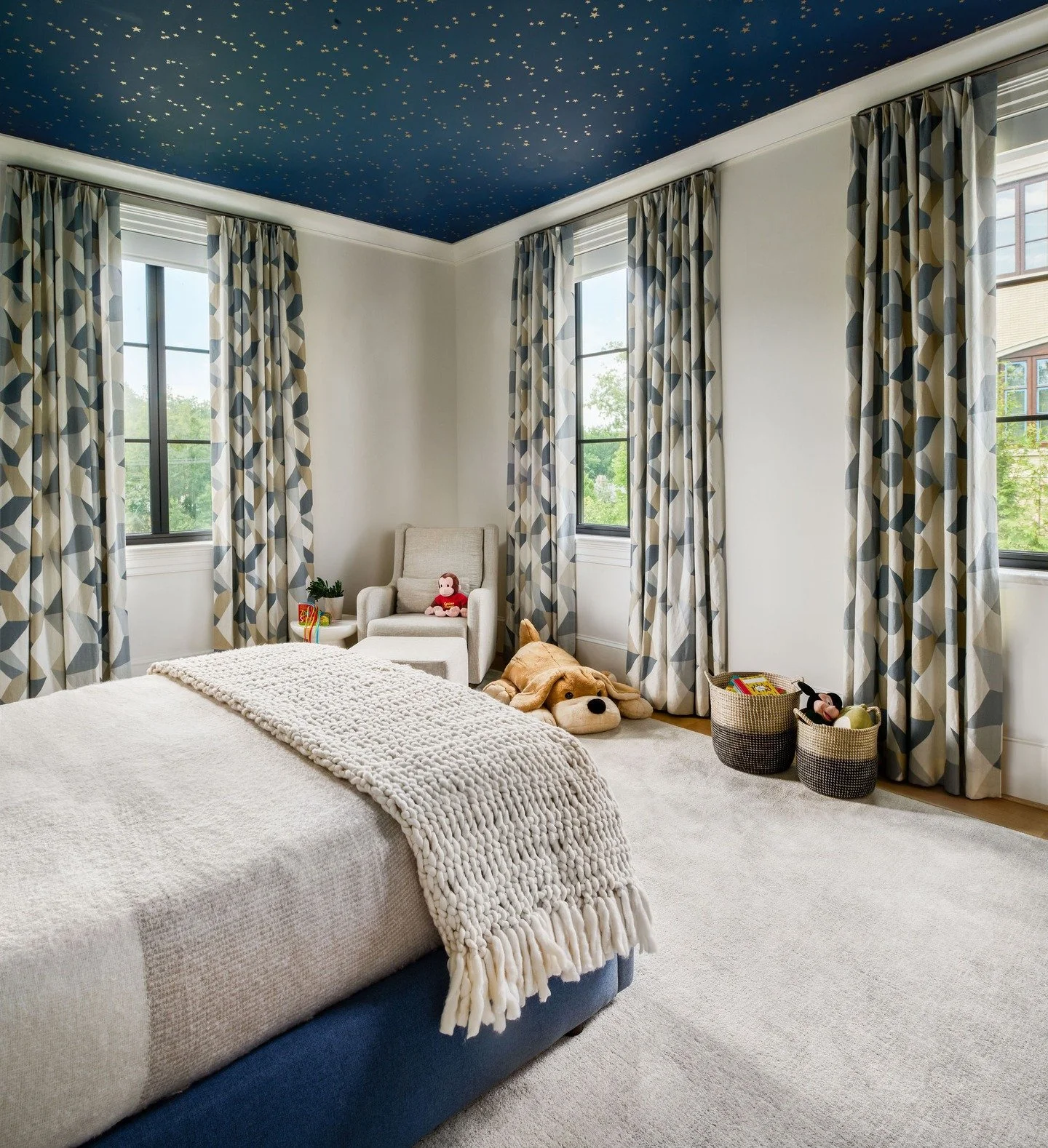 Who wouldn't want to sleep under a night sky?

📸 : @radiferaphotography 

 #artdesignpartners #bedroomdesign #contemporarydesign #moderndesign #modernflair #moodboard #boldinteriors #interiorstyling #interiorsandhome #beautifulinteriors #interiorsty