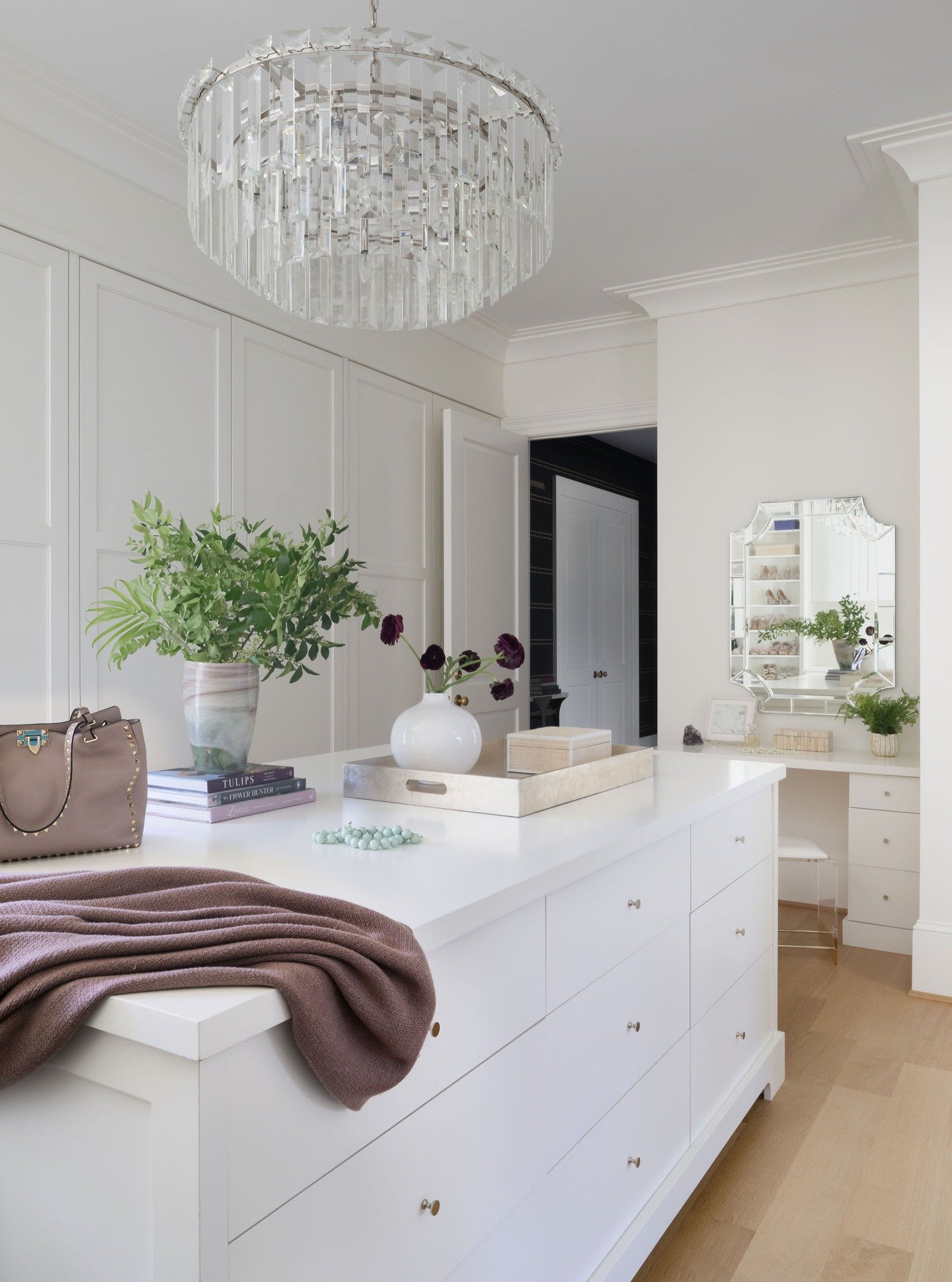 This Dressing Room&rsquo;s custom cabinetry and glam lighting spark just the right mood for date night prep!

📸 : @radiferaphotography 

#artdesignpartners #closetdesign #contemporarydesign #moderndesign #modernflair #moodboard #boldinteriors #inter