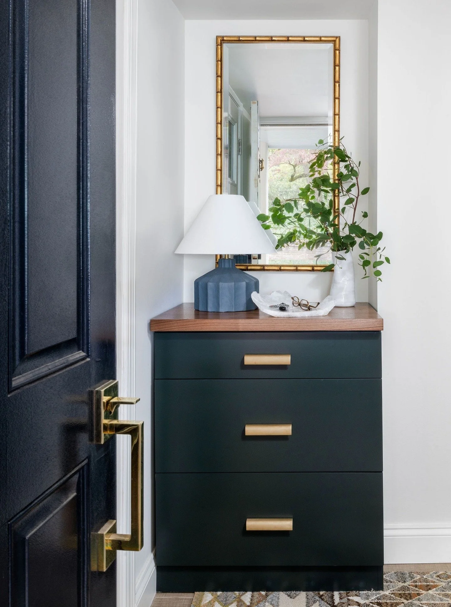 As the weather warms up and we start thinking about Spring cleaning&hellip;staying organized is 50% having the right space and systems, and 50% implementation. And it all starts with the entry!

📸 : @radiferaphotography 

#artdesignpartners #entryde