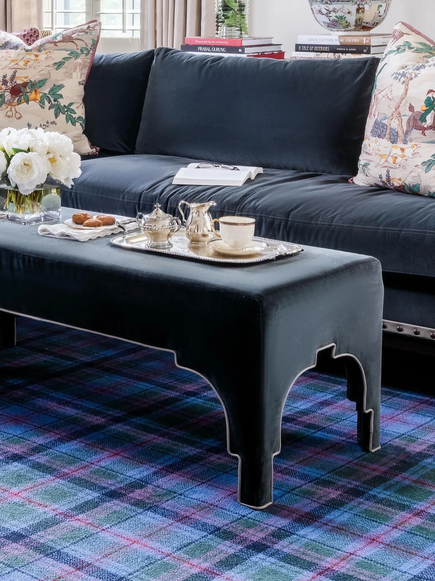 Easy add on details, like contrasting trim on your upholstery, can make a room feel custom, intentional, and collected. Give it a try! 

📸 : @radiferaphotography 

#artdesignpartners #contrastwelt #upholstery #contemporarydesign #moderndesign #moder